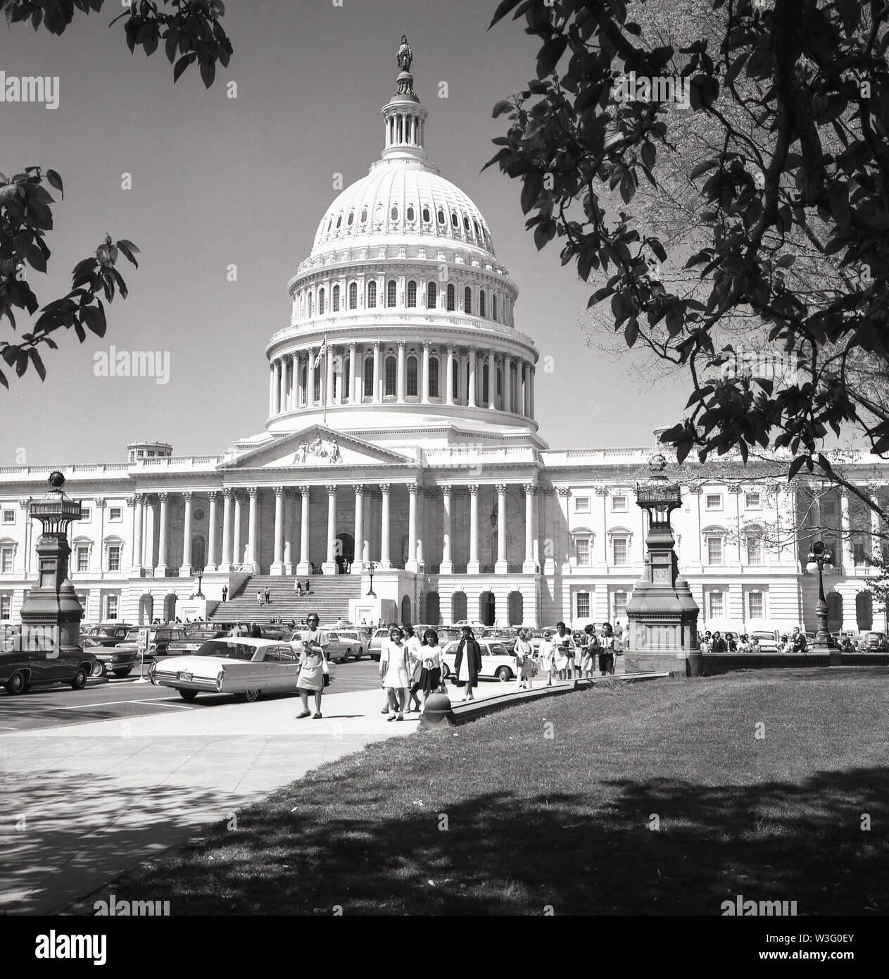 Années 1950, historiques, Washington D.C, USA, photo de cette époque le Capitol, la maison de l'US Congess et le siège de la branche législative du gouvernement fédéral des États-Unis. Construit dans un style néo-classique, lorsqu'il a été élargi dans les années 1850, un grand dôme en fonte a remplacé l'original plus petit du dôme inférieur de 1818. Banque D'Images