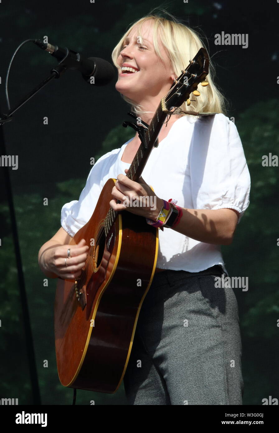 London, UK . Laura Marling à l'AEG présente Bob Dylan et Neil Young à Hyde Park, Londres le 12 juillet 2019 12 juillet 2019. Ref : CMT73-3006MO-130719 WWW.LMKMEDIA.COM Keith Mayhew / Monument des médias. Banque D'Images