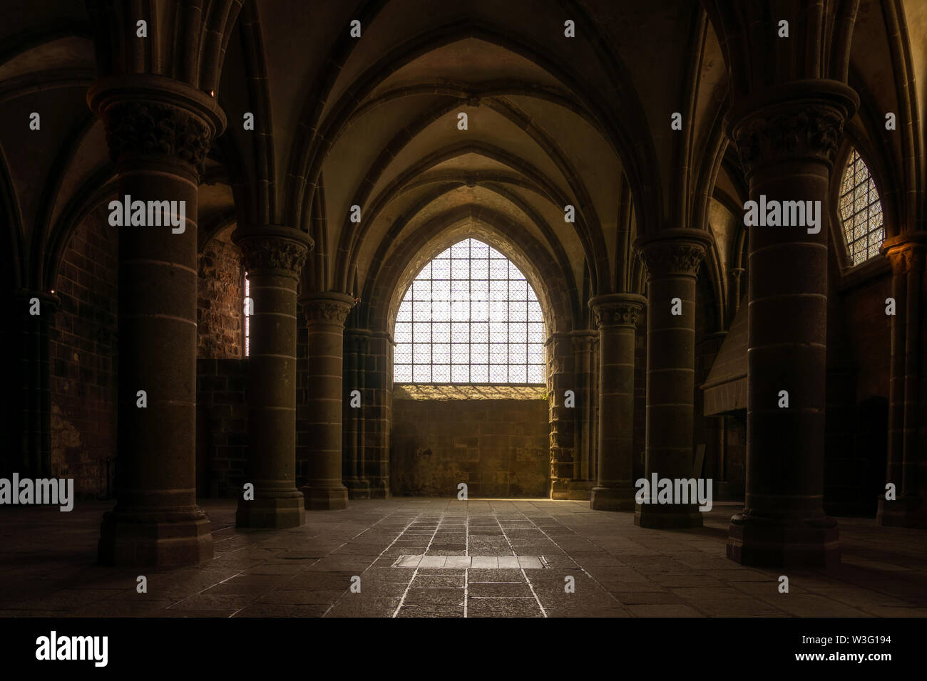 Salle des Chevaliers de l'abbaye du Mont Saint Michel, l'architecture gothique médiévale, voûtes en pierre et de colonnes, Normandie, France. Banque D'Images