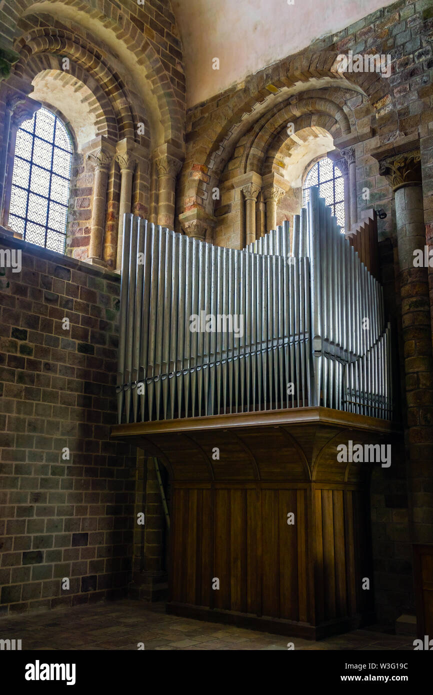 Orgue de l'Eglise Abbaye du Mont Saint Michel dans le croisillon sud, Normandie, France. Banque D'Images