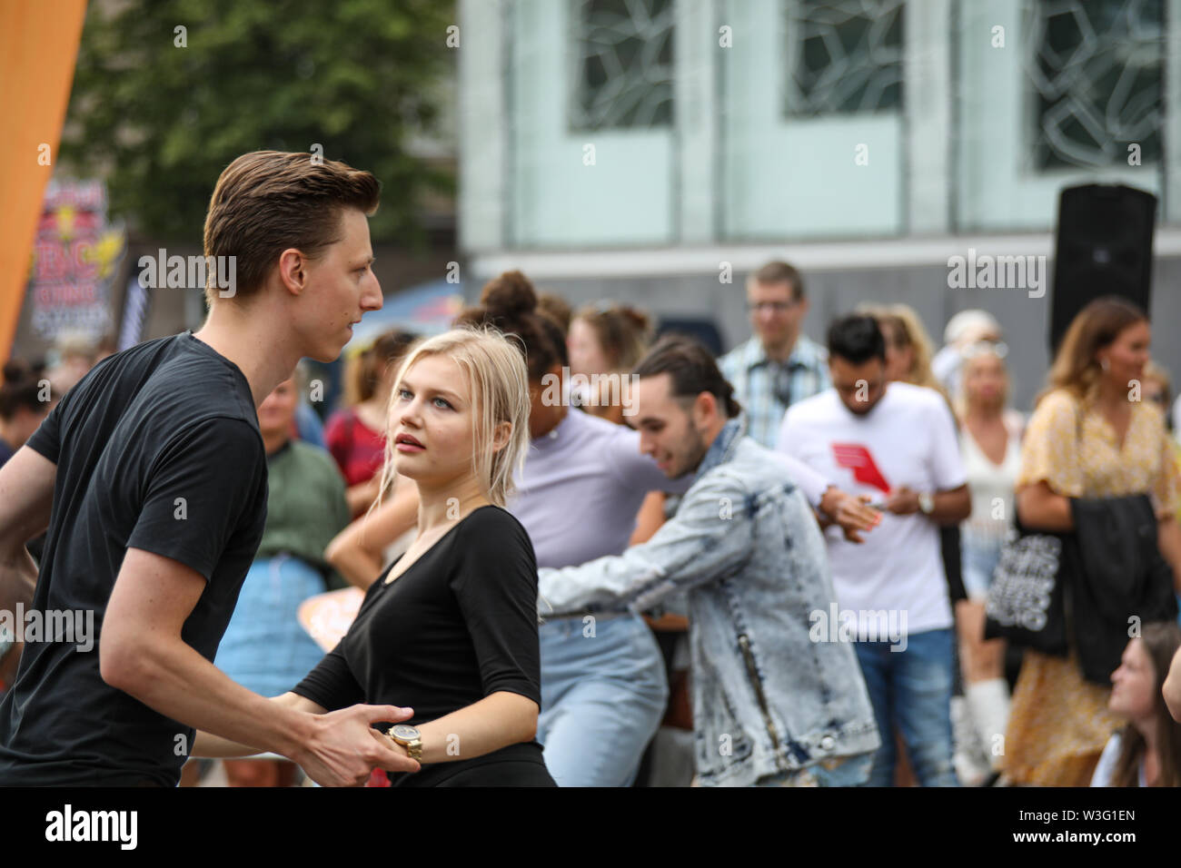 Les gens dansent dans les rues de Kallio à Hakaniemi Block Party à Helsinki, Finlande Banque D'Images