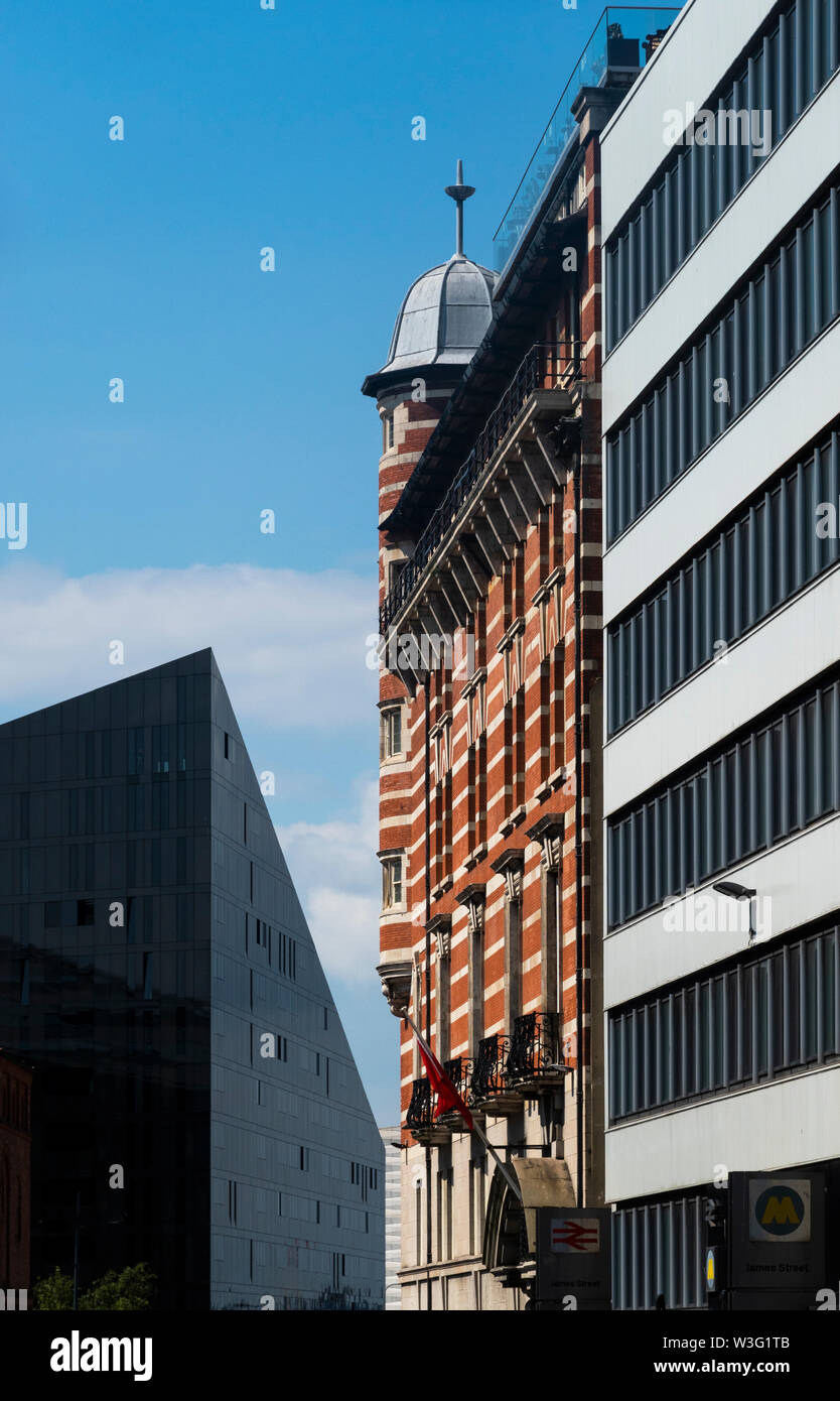 L'architecture contrastée à Liverpool, en Angleterre. 30 James Street Hotel dans le centre était autrefois la maison du RMS Titanic Banque D'Images
