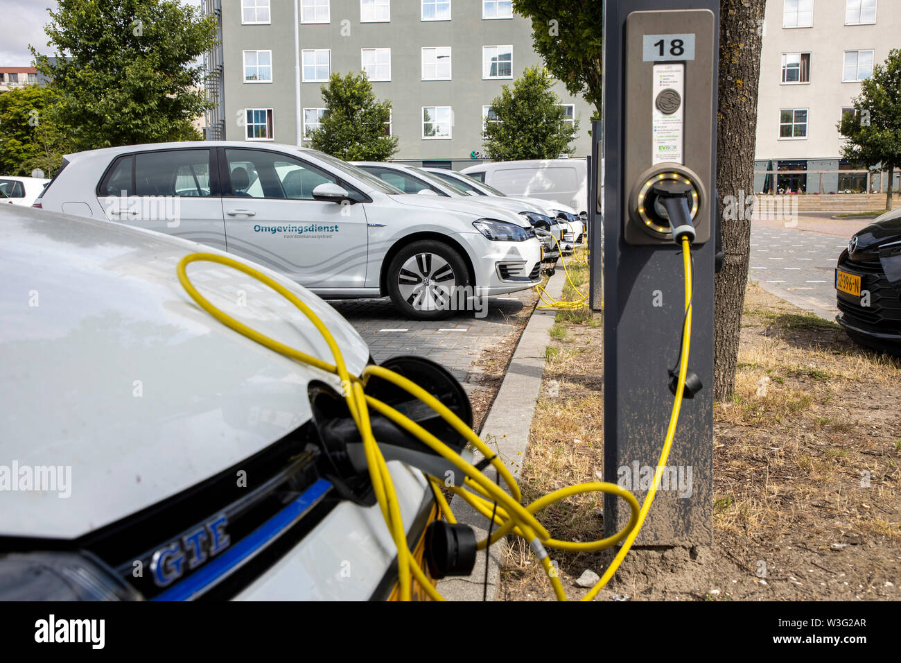 Zaandam, Pays-Bas, les véhicules électriques, à des postes de charge, les véhicules de l'administration de la ville, la VW Golf E-auto, de l'office de l'environnement, Banque D'Images