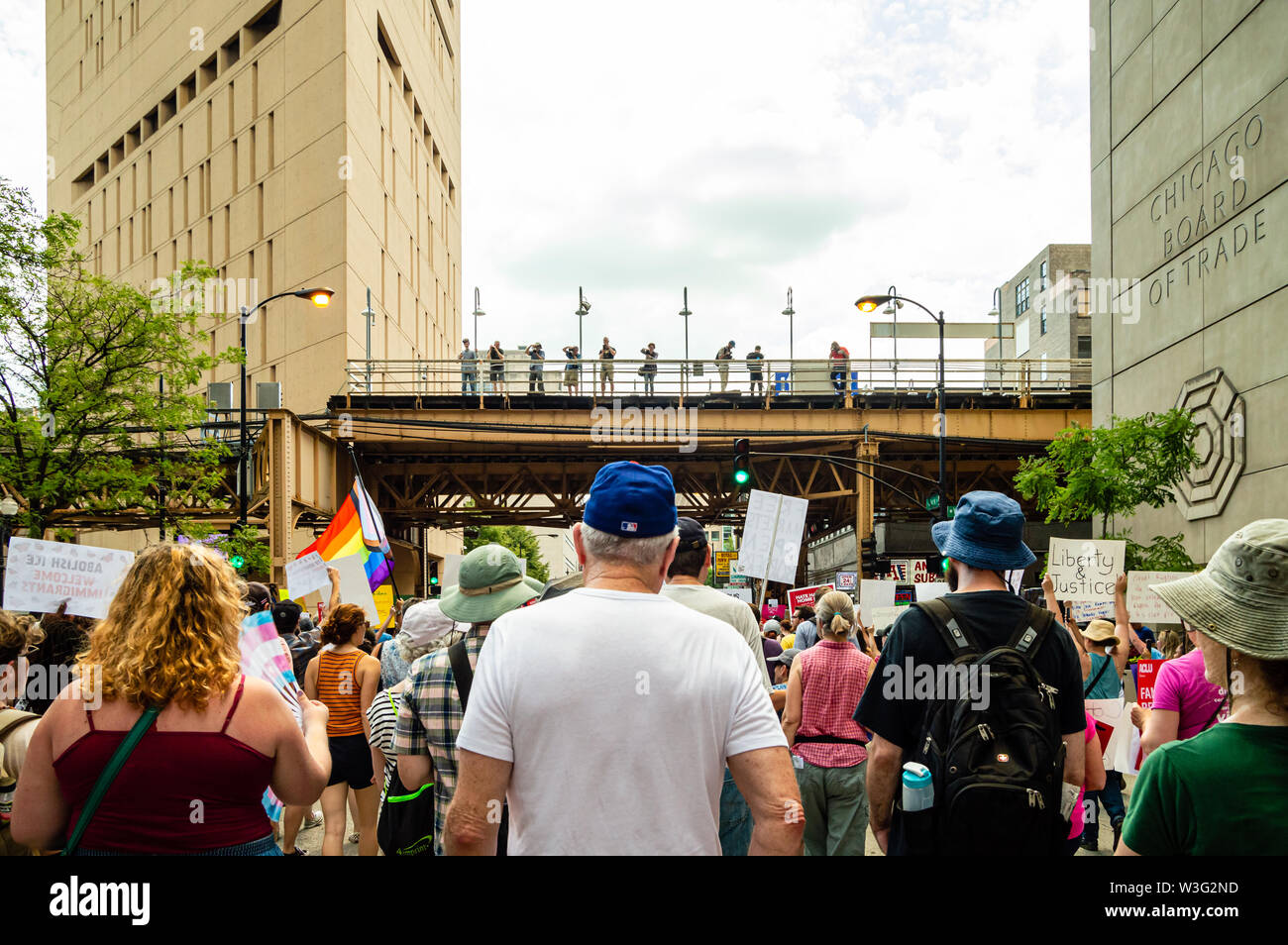 Centre-ville, Chicago-July 13, 2019 : protestation contre la glace et les douanes et la police des frontières. La marche des partisans près d'un centre de détention fédéral. Banque D'Images