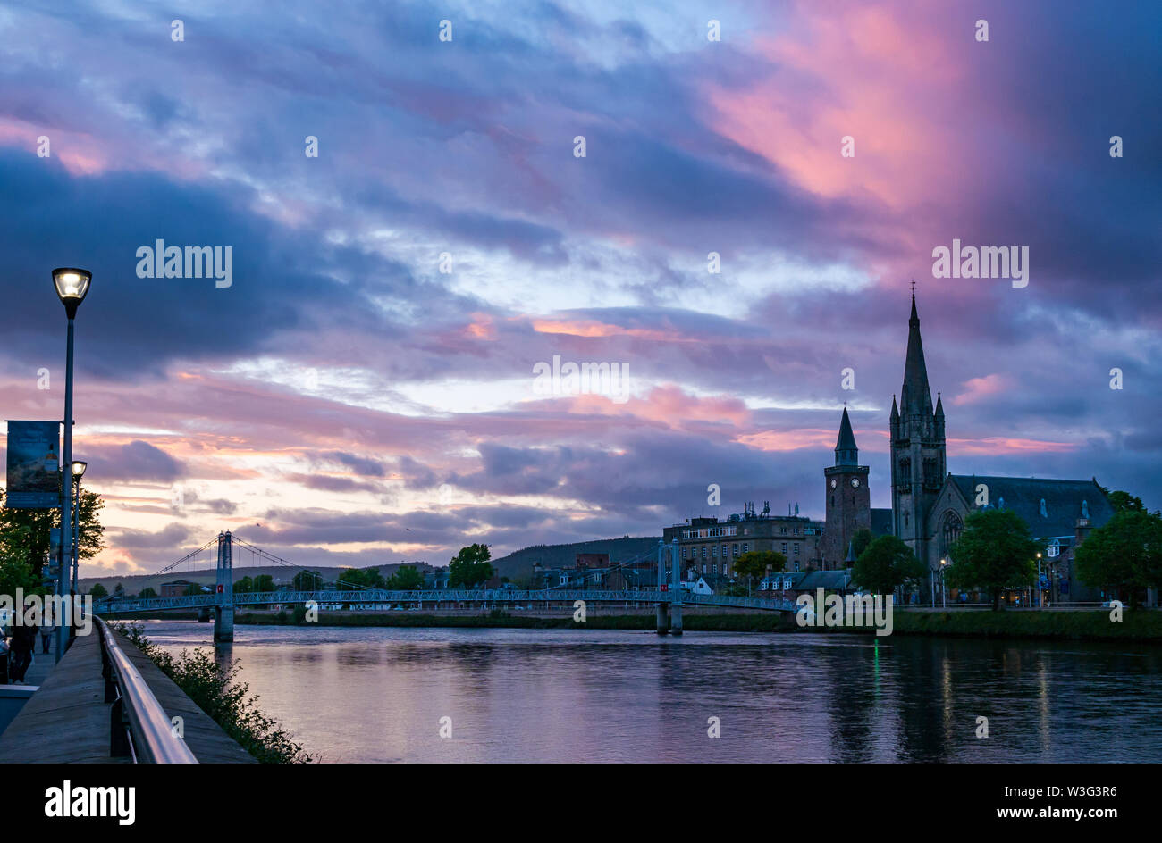 Couleur spectaculaire coucher de soleil rose au crépuscule sur la rivière Ness, avec Greig Street footbridge, Inverness, Scotland, UK Banque D'Images