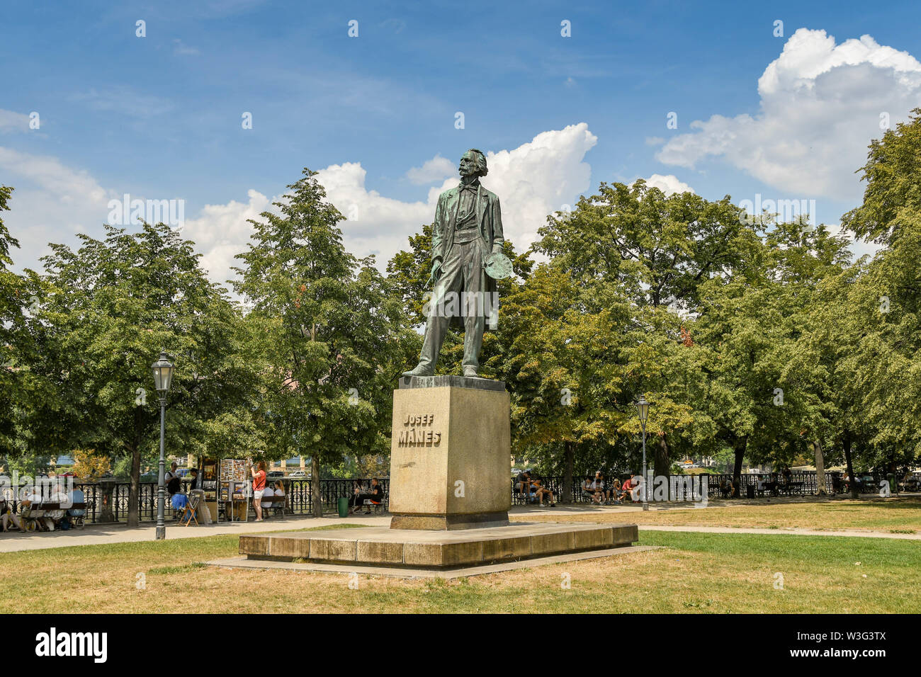 PRAGUE, RÉPUBLIQUE TCHÈQUE - AOÛT 2018 : Statue de Josef Manes dans un jardin public dans le centre-ville de Prague. Banque D'Images