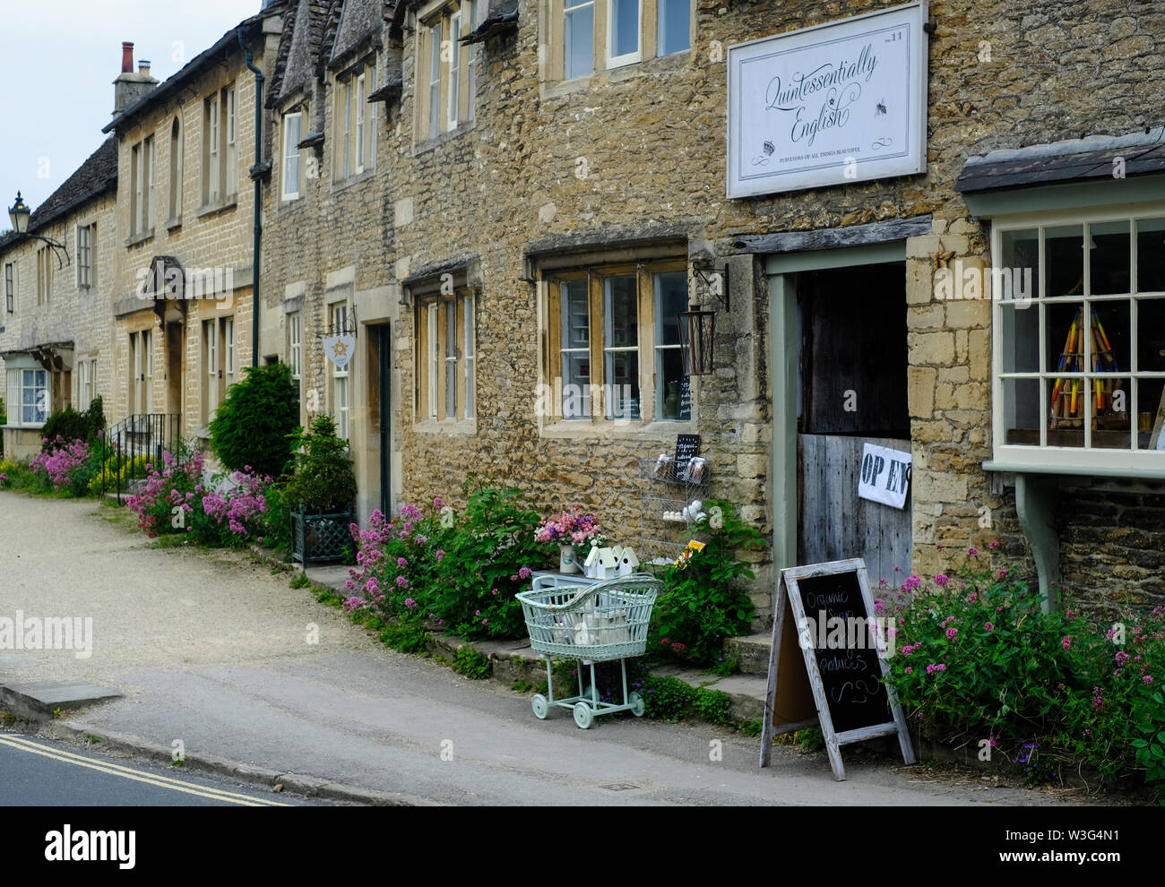 Rangée de cottages dans le village de Lacock, Wiltshire, Royaume-Uni Banque D'Images