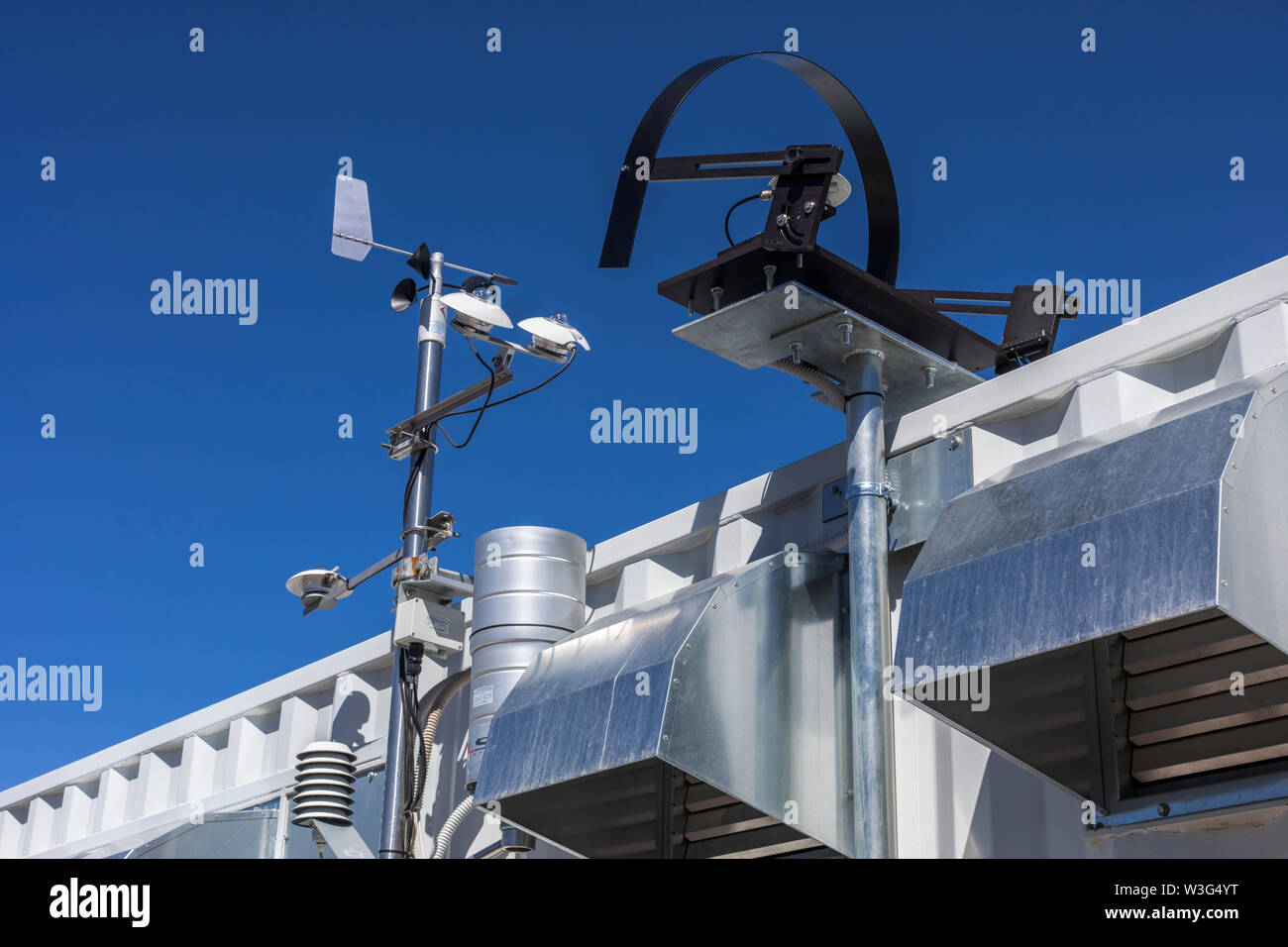 Station météorologique à une usine d'énergie solaire au nord du Chili, dans le désert d'Atacama. Mât de vent pour mesurer la vitesse du vent, pyranomètres pour l'irradiation solaire Banque D'Images