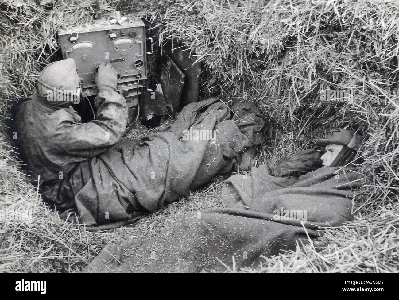 Waffen-SS d'opérateurs radio dans une tranchée 1941 Banque D'Images