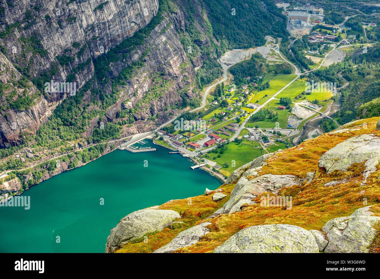 Vue depuis le sentier d'Lyseboth Kjerag village norvégien situé à l'extrémité de Lysefjord, Dale i Sunnfjord municipalité, comté de Rogaland (Norvège) Banque D'Images