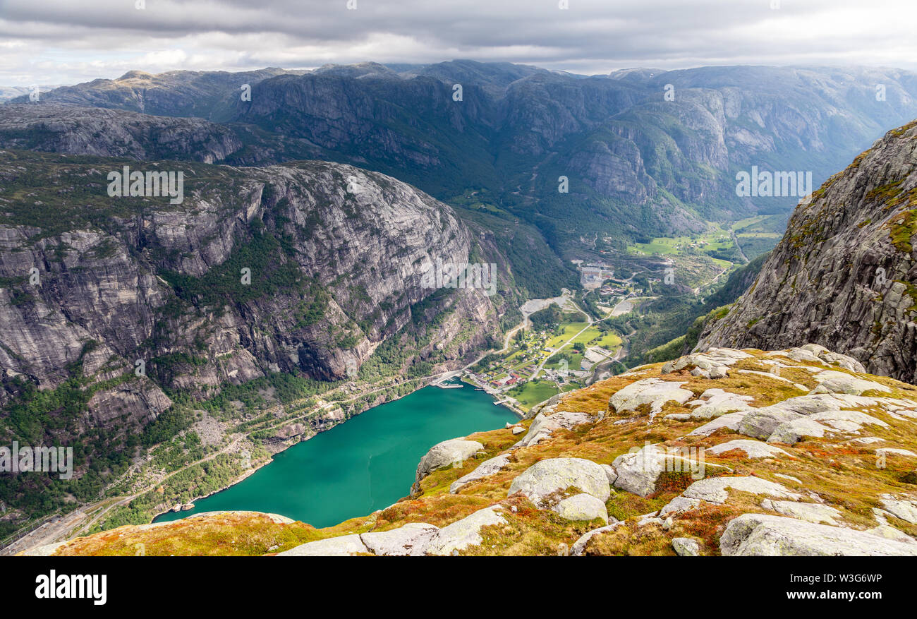 Vue depuis la falaise abrupte pour Lyseboth village norvégien situé à l'extrémité de Lysefjord, Dale i Sunnfjord municipalité, comté de Rogaland (Norvège) Banque D'Images