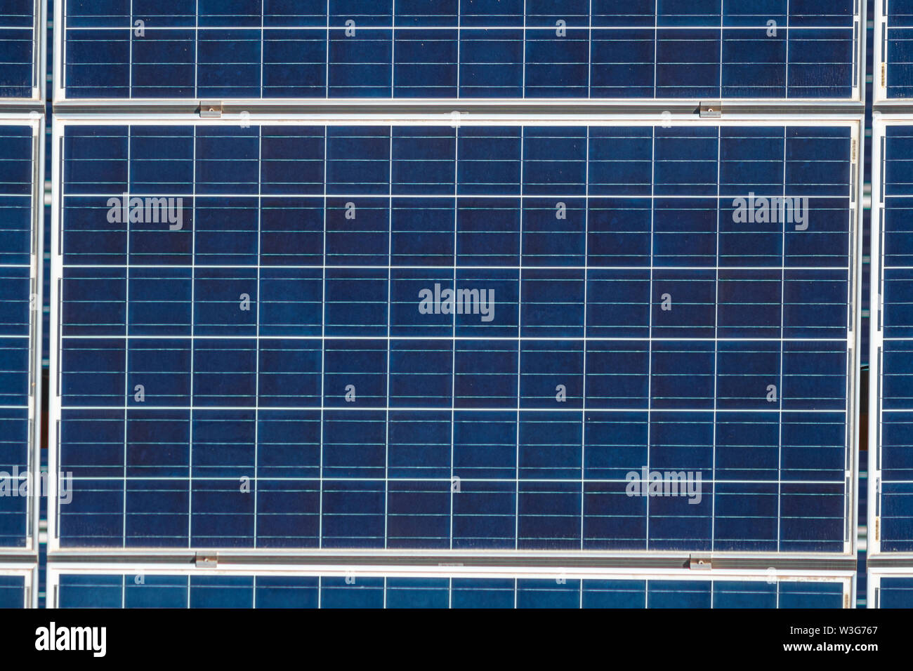 Énergie solaire connexions de cellules solaires, silicium et encapsule un joli modèle bleu de technologie. Vue en perspective des cellules solaires en silicium polycristallin Banque D'Images
