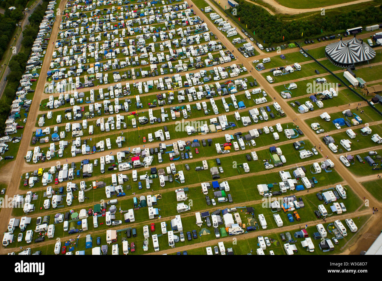 Une vue aérienne de Silverstone Woodlands camping sur le bord de