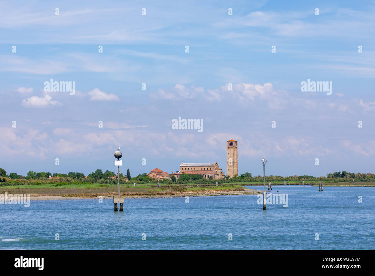 Avis de Torcello, une petite île de la lagune de Venise, Venise, Italie avec la Cathédrale de Santa Maria Assunta, Santa Fosca et le Campanile (clocher) Banque D'Images