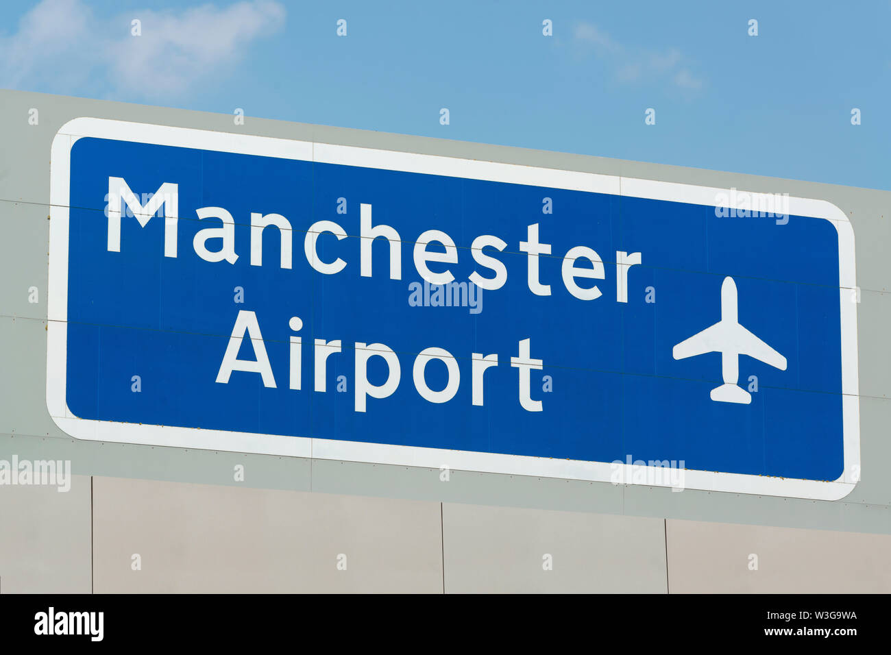 La signalisation pour l'aéroport de Manchester au-dessus d'une autoroute. Banque D'Images