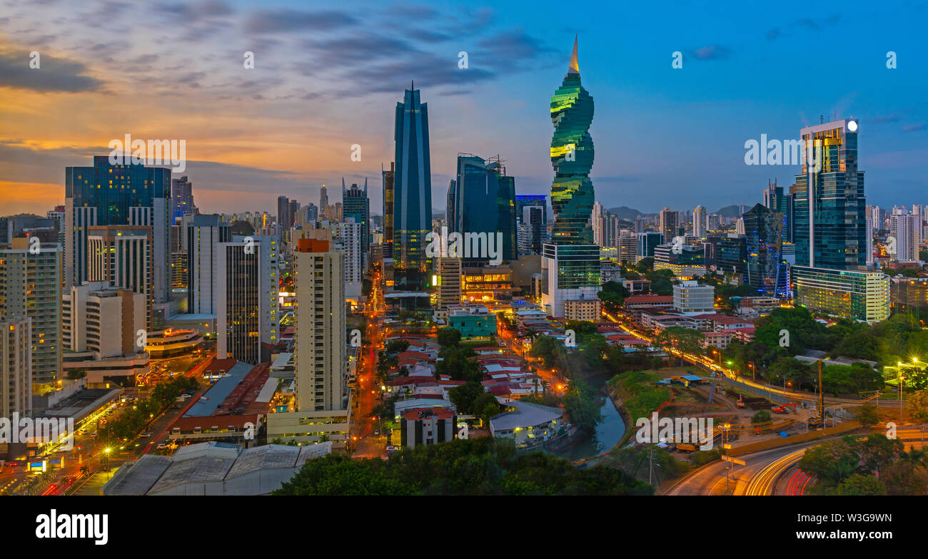 Panorama coloré de la skyline de la ville de Panama, au coucher du soleil avec des gratte-ciel de haute élévation, Panama, Amérique centrale. Banque D'Images