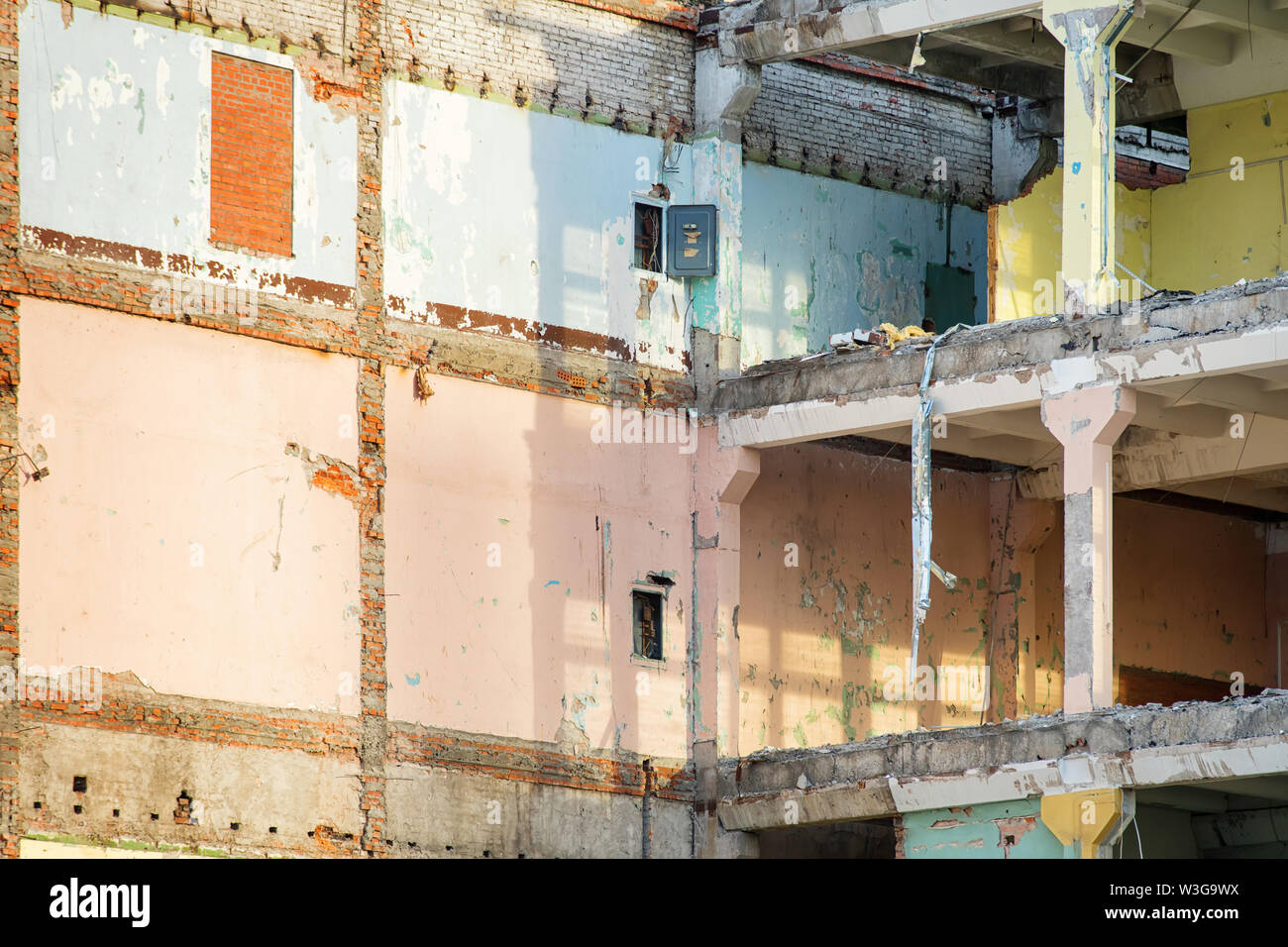 Bâtiment industriel moderne partiellement détruits avec des murs colorés. Thème la démolition ou la destruction Banque D'Images