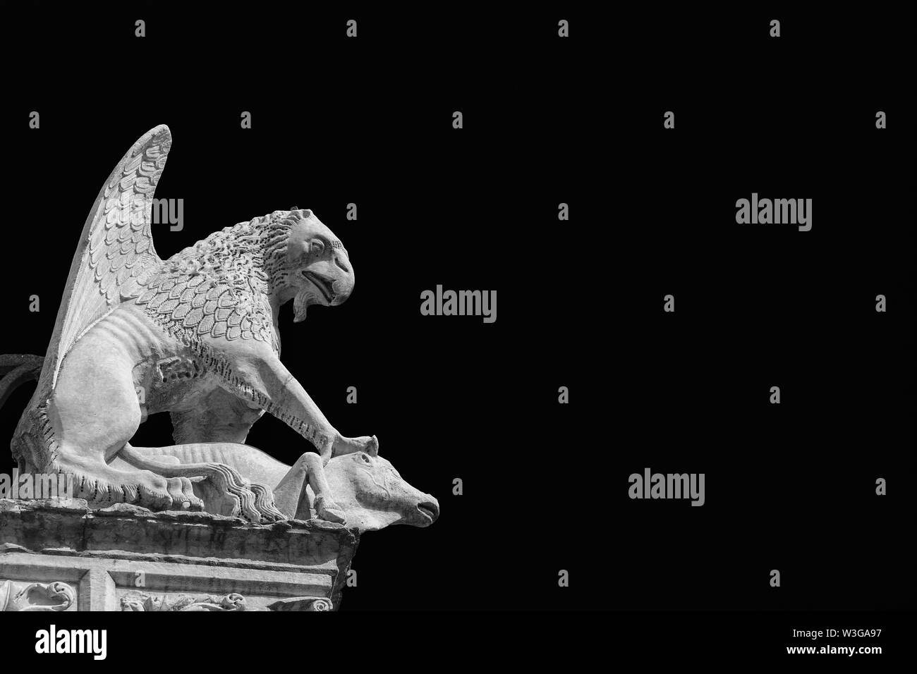 Griffon symbole de la ville de Pérouse en Ombrie. Cité médiévale du 14ème siècle ancienne statue en marbre de la créature mythique (en noir et blanc avec copie espace) Banque D'Images