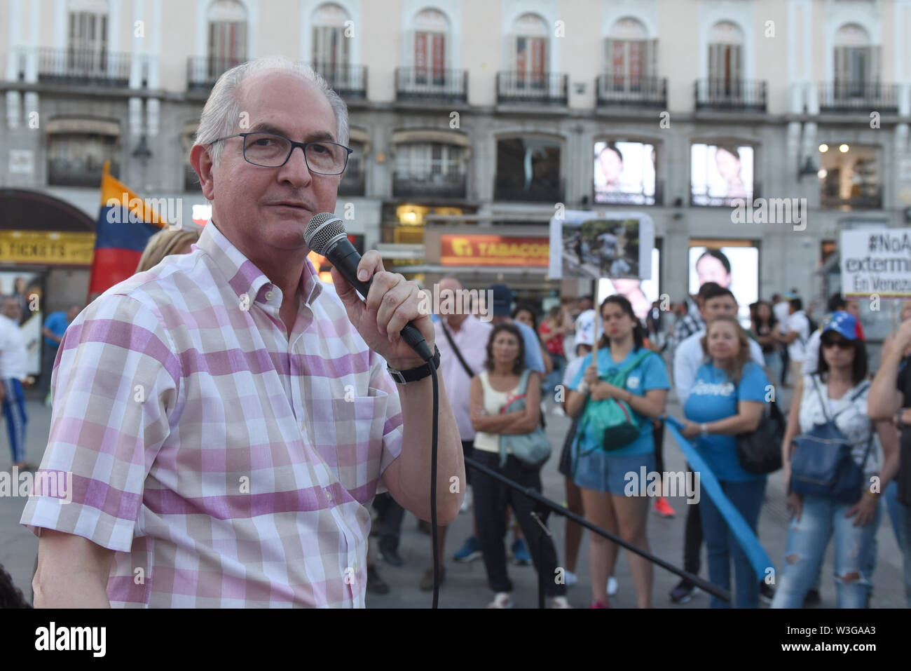 Ancien maire de Caracas et fondateur de l'Alliance du peuple intrépide parti, Antonio Ledezma parlant, pendant la manifestation.autour d'une centaine de vénézuéliens se sont rassemblés à la Puerta del Sol à Madrid pour protester contre Nicolas Maduro, et la demande d'intervention humanitaire et l'aide au Venezuela. Banque D'Images