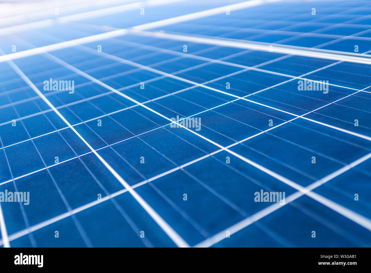 Énergie solaire connexions de cellules solaires, silicium et encapsule un joli modèle bleu de technologie. Vue en perspective des cellules solaires en silicium polycristallin Banque D'Images