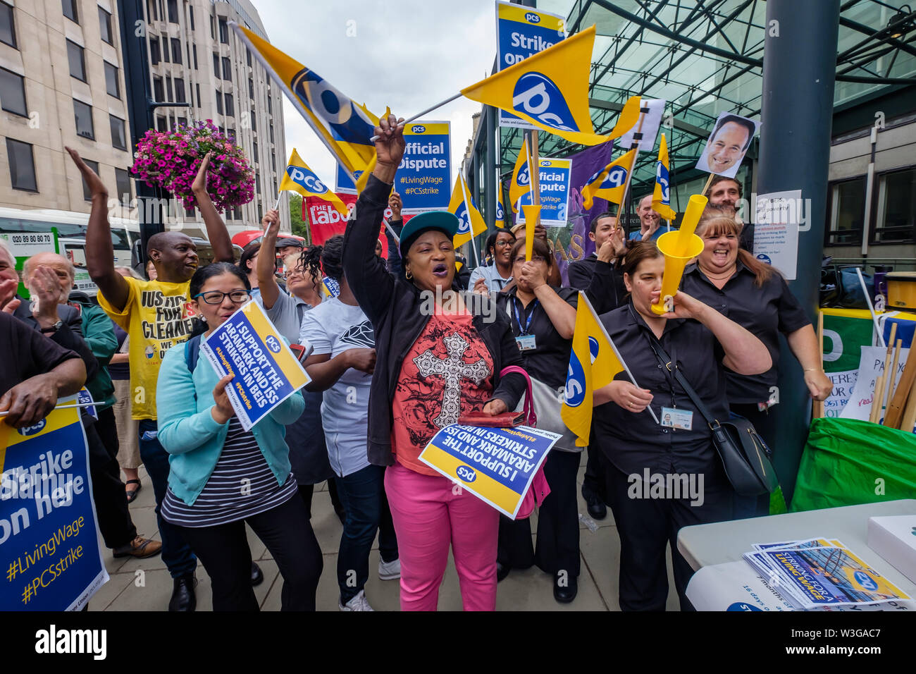 Londres, Royaume-Uni. 15 juillet 2019. Membres PCS qui travaillent comme femmes de ménage et les travailleurs indépendants au Ministère de l'économie, de l'énergie et de stratégie industrielle (IBE) sortir au début de la toute première grève illimitée à un ministère du gouvernement, exigeant le London Living Wage et à être employés directement par le ministère plutôt que de sous-traitance entreprises ISS et Aramark. Crédit : Peter Marshall/Alamy Live News Banque D'Images