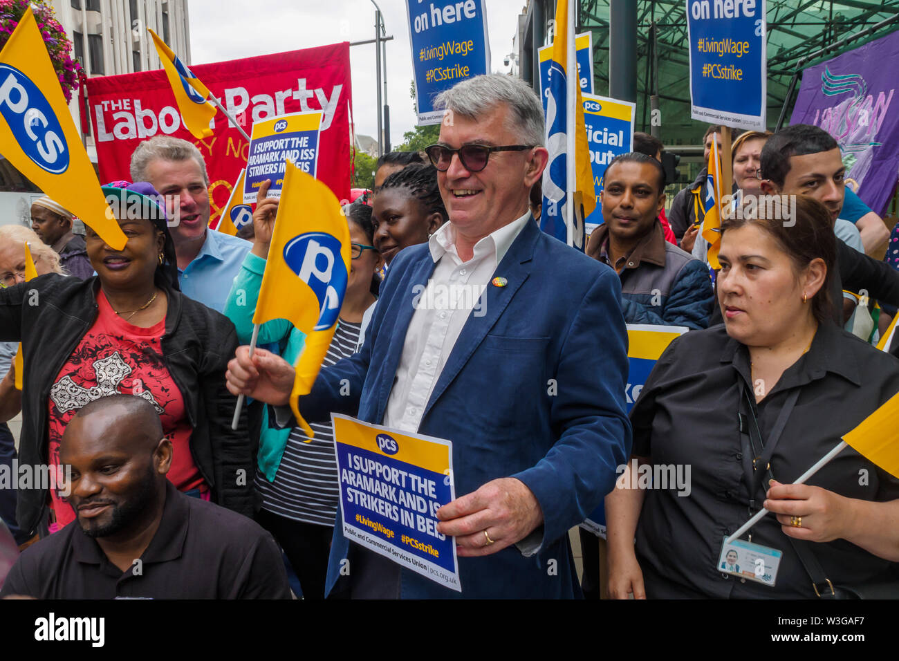 Londres, Royaume-Uni. 15 juillet 2019. Mark Serwotka et MIck paiement posent avec PCS nettoyeurs et travailleurs indépendants au Ministère de l'économie, de l'énergie et de stratégie industrielle (IBE) au début de la toute première grève illimitée à un ministère du gouvernement, exigeant le London Living Wage et à être employés directement par le ministère plutôt que de sous-traitance entreprises ISS et Aramark. Crédit : Peter Marshall/Alamy Live News Banque D'Images
