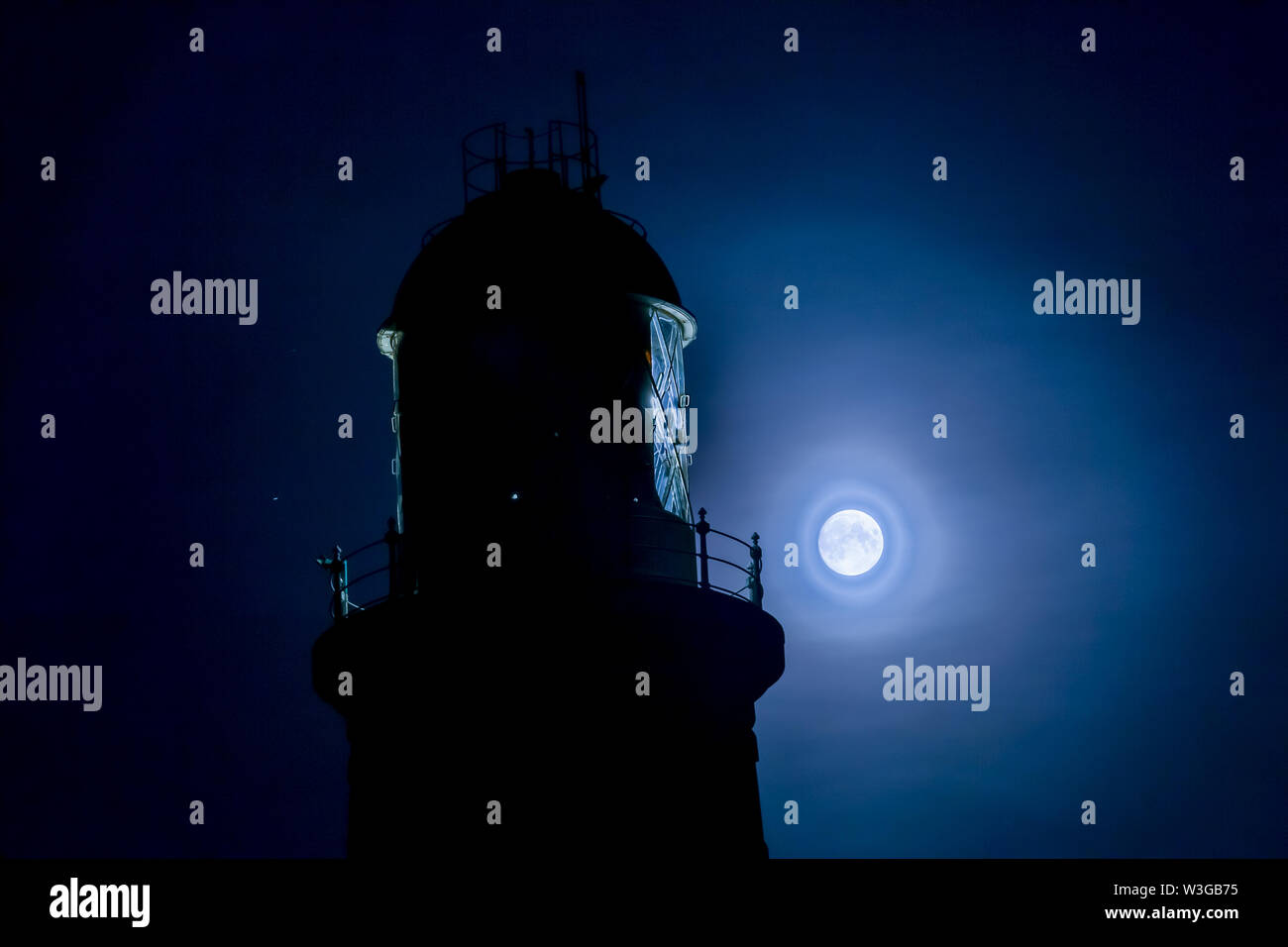 Portland, Dorset, UK. 15 juillet, 2019. La lune se lève derrière le phare de Portland Bill, Dorset. La pleine lune en juillet est connu comme le 'Buck Moon'. Peter Lopeman/Alamy Live News Banque D'Images