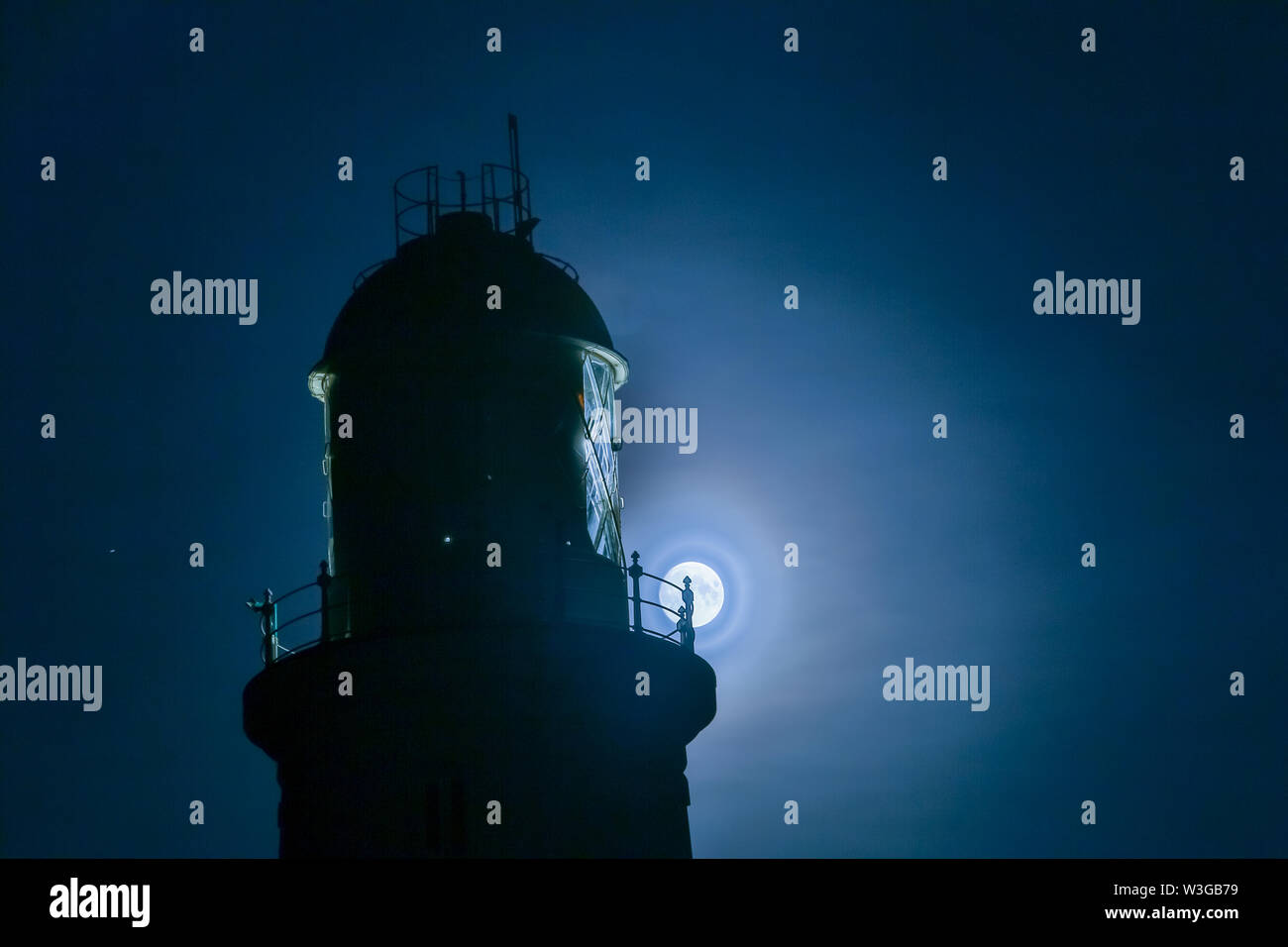 Portland, Dorset, UK. 15 juillet, 2019. La lune se lève derrière le phare de Portland Bill, Dorset. La pleine lune en juillet est connu comme le 'Buck Moon'. Peter Lopeman/Alamy Live News Banque D'Images