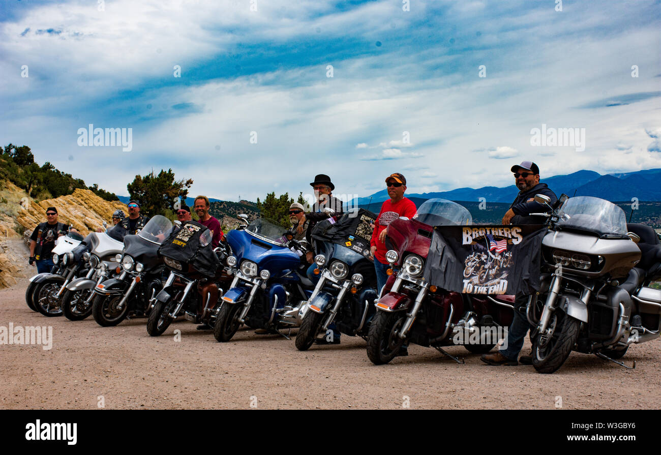 Groupe de cavaliers, motos Harley-Davidson au Colorado en vacances. Club de  vélo, des amis. Jour d'été ensoleillé, dans le Colorado Photo Stock - Alamy