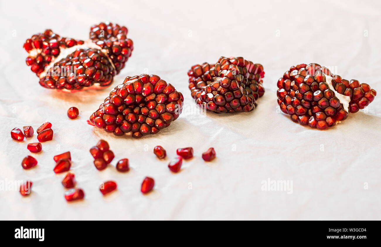 Fruits rouges mûrs et de graines de grenade avec against white background Banque D'Images