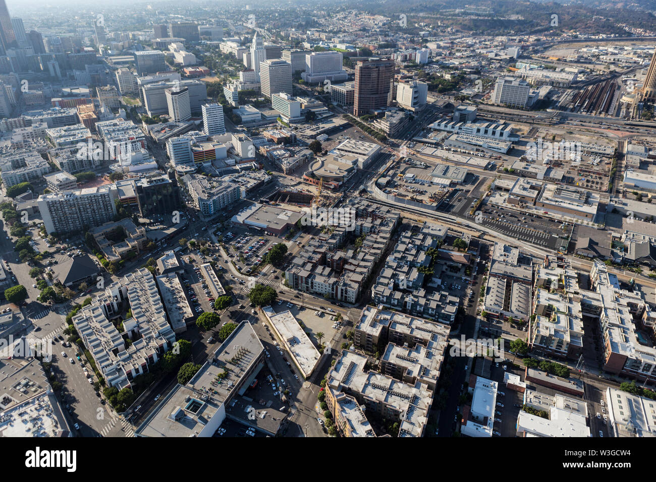 Vue aérienne de l'après-midi d'appartements, rues et bâtiments dans la région de Little Tokyo du centre-ville de Los Angeles, Californie. Banque D'Images