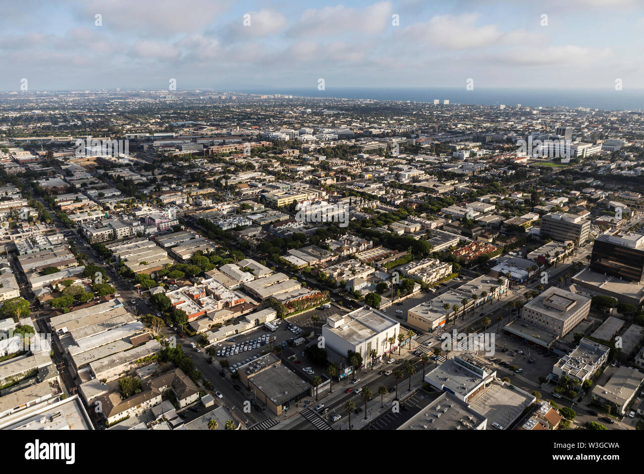 Cityscape Vue aérienne des bâtiments, maisons et rues, près de Wilshire Blvd à Santa Monica, en Californie. Banque D'Images