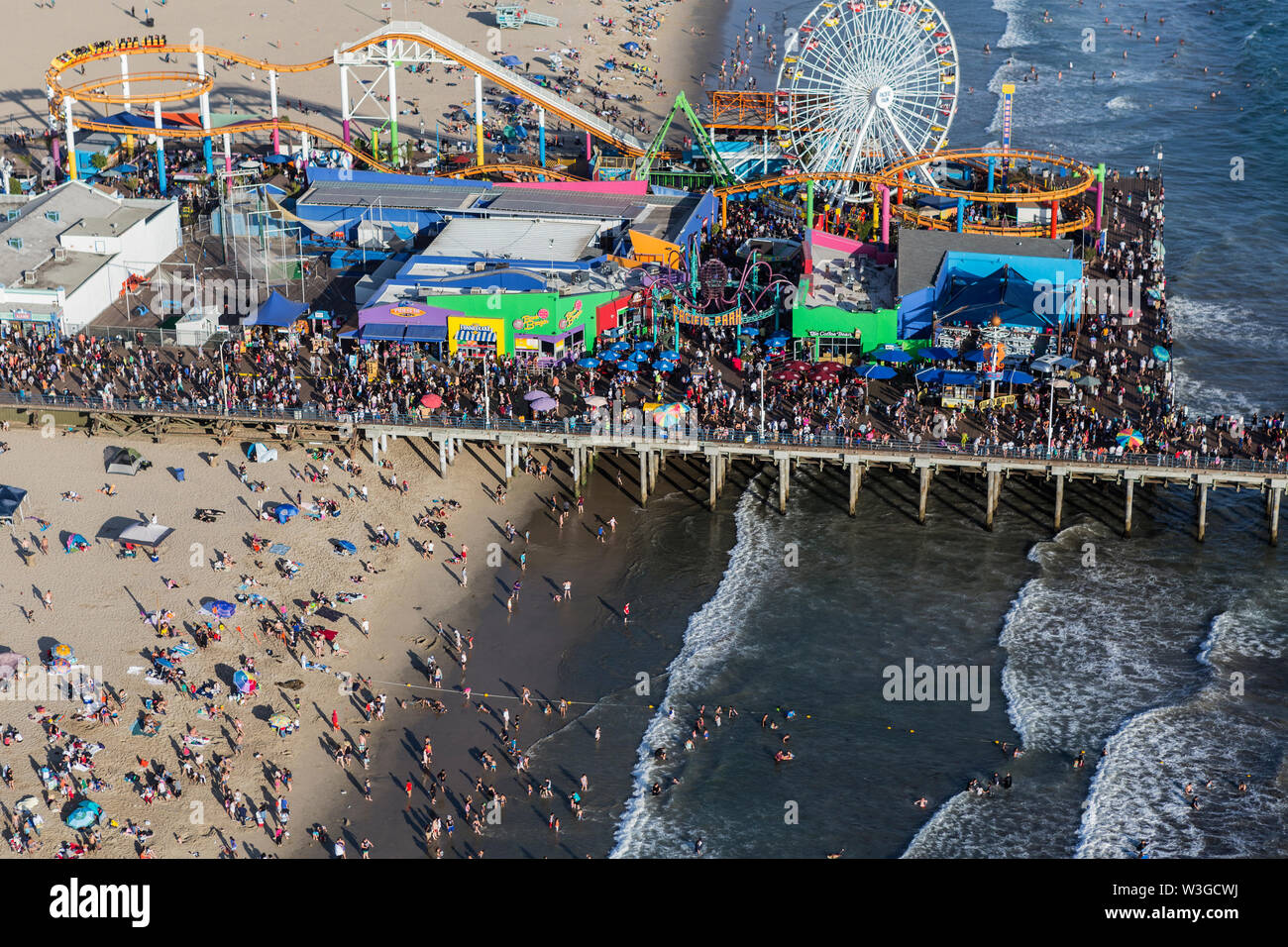 Santa Monica, Californie, USA - 6 août 2016 : Vue aérienne de foules d'été occupée à la populaire plage de Santa Monica Pier et près de Los Angeles. Banque D'Images
