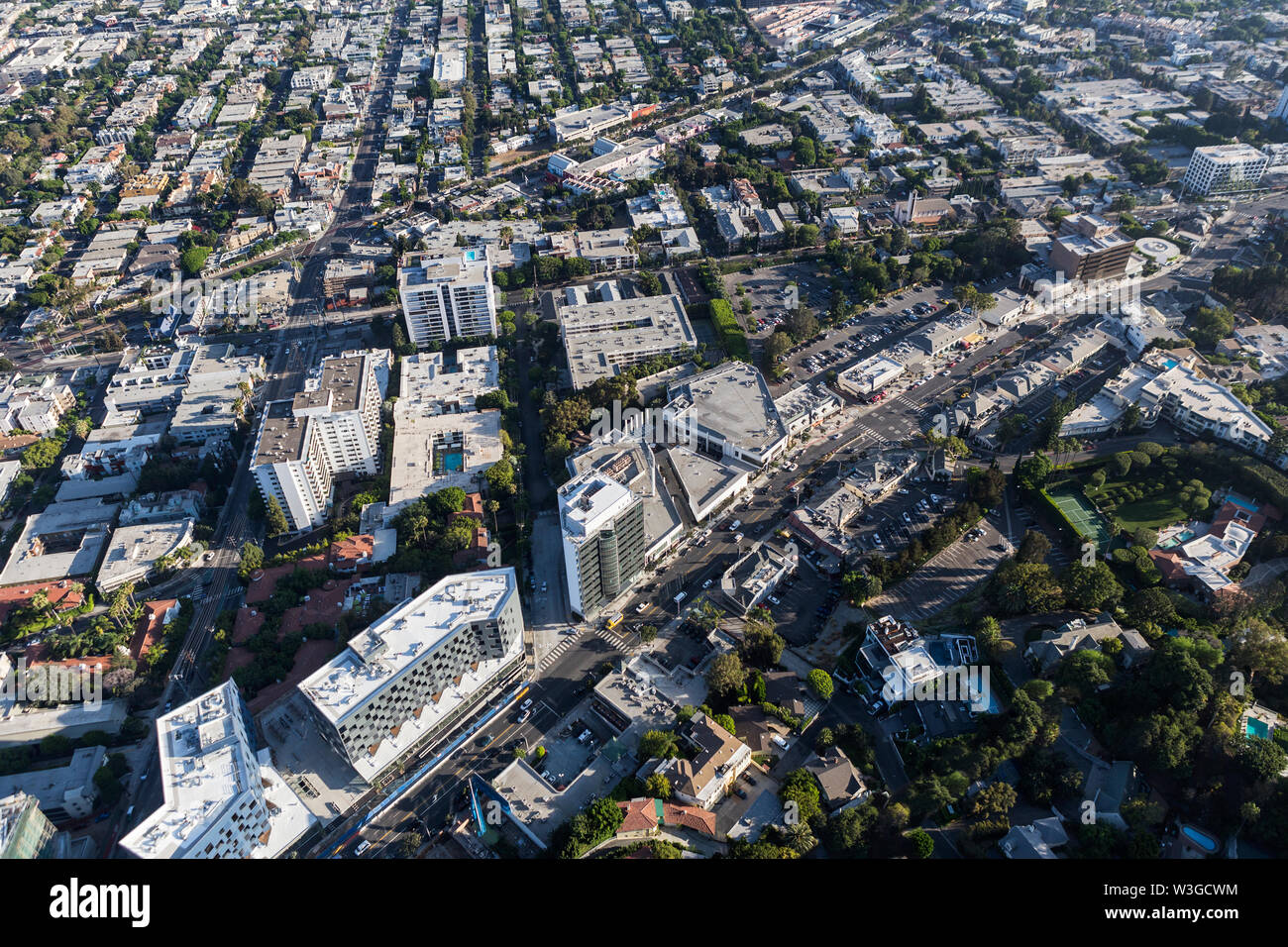 Vue aérienne de Sunset Blvd, rues et bâtiments dans la région de West Hollywood Los Angeles County, Californie. Banque D'Images