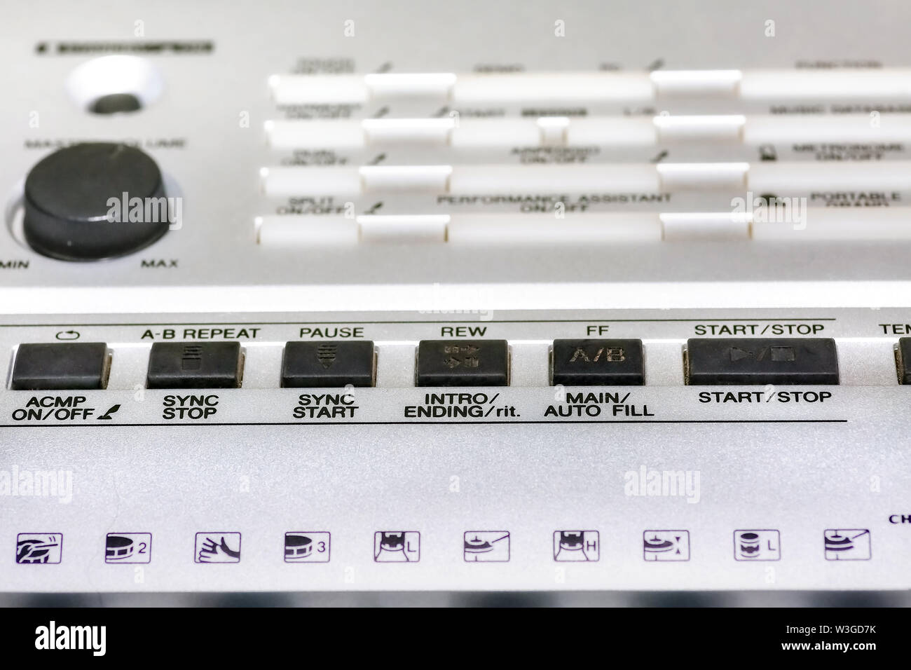 Vieille musique synthétiseur clavier avec boutons du panneau de commande et contrôle du volume dans selective focus Banque D'Images