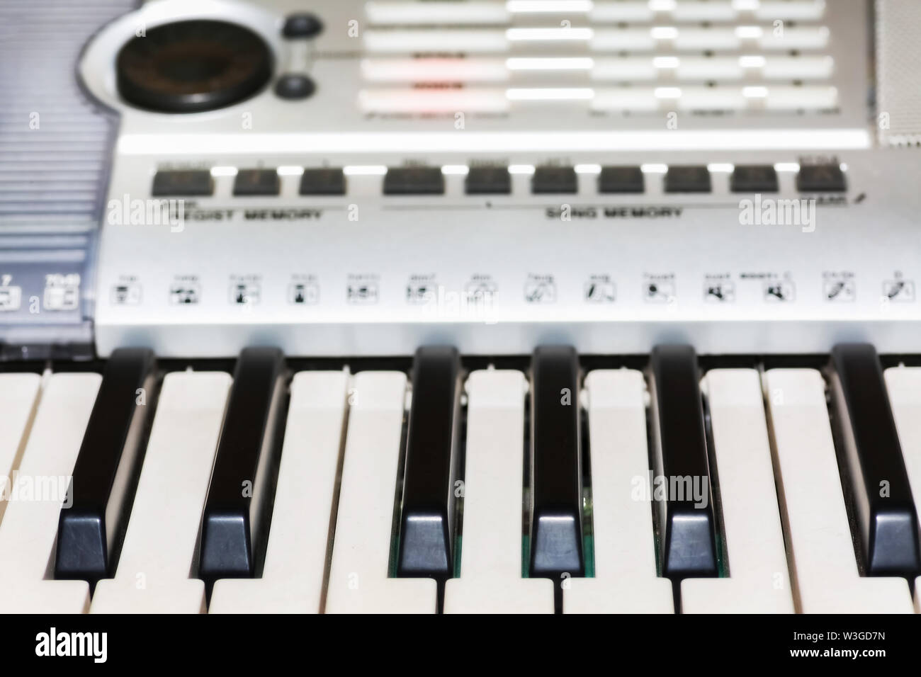 Clavier synthétiseur dans macro vue de l'avant avec la musique de roseaux et des boutons de contrôle en selective focus Banque D'Images
