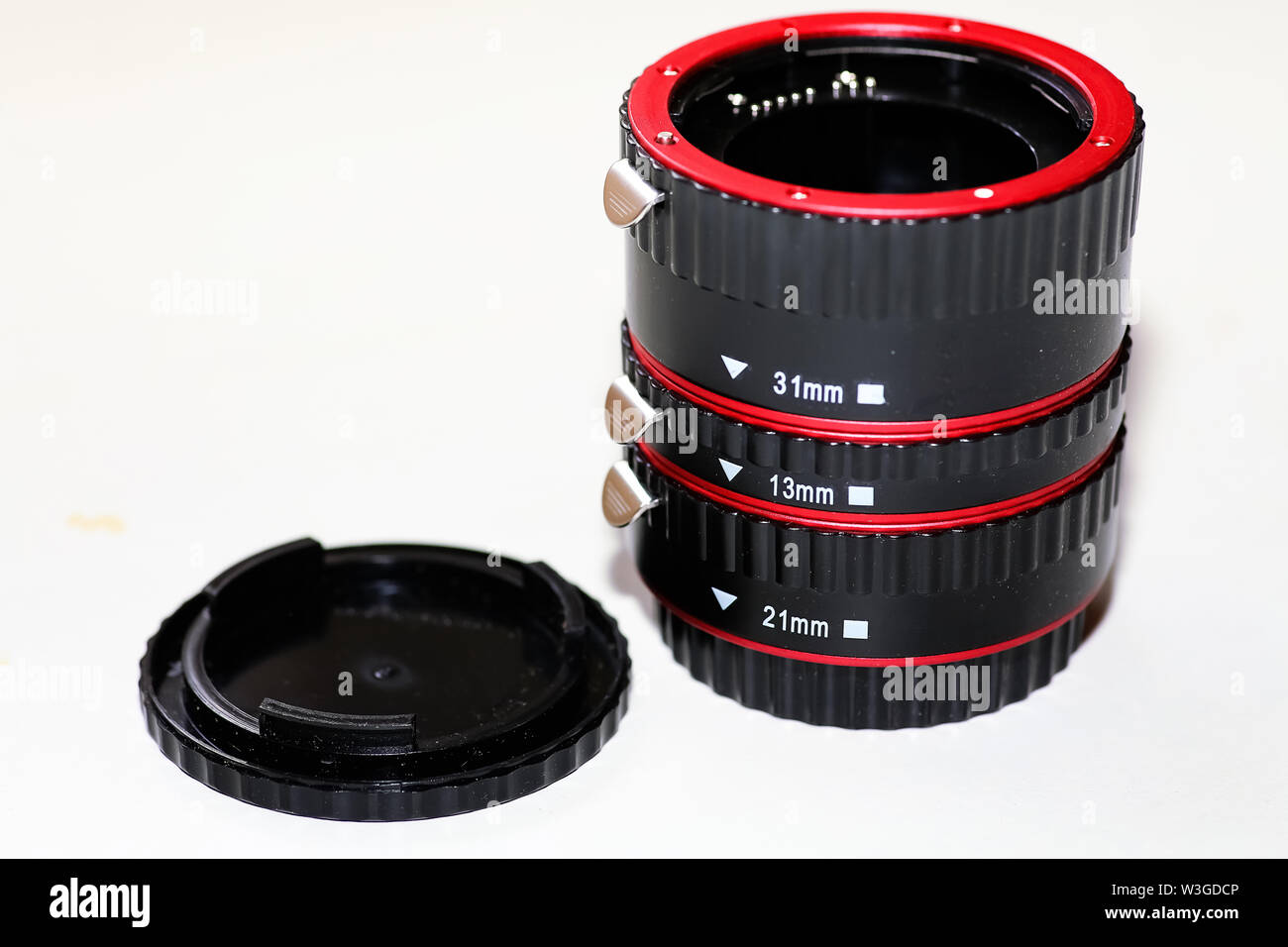 Objectif de l'appareil de photographie macro fond blanc dans des tubes d'extension Banque D'Images