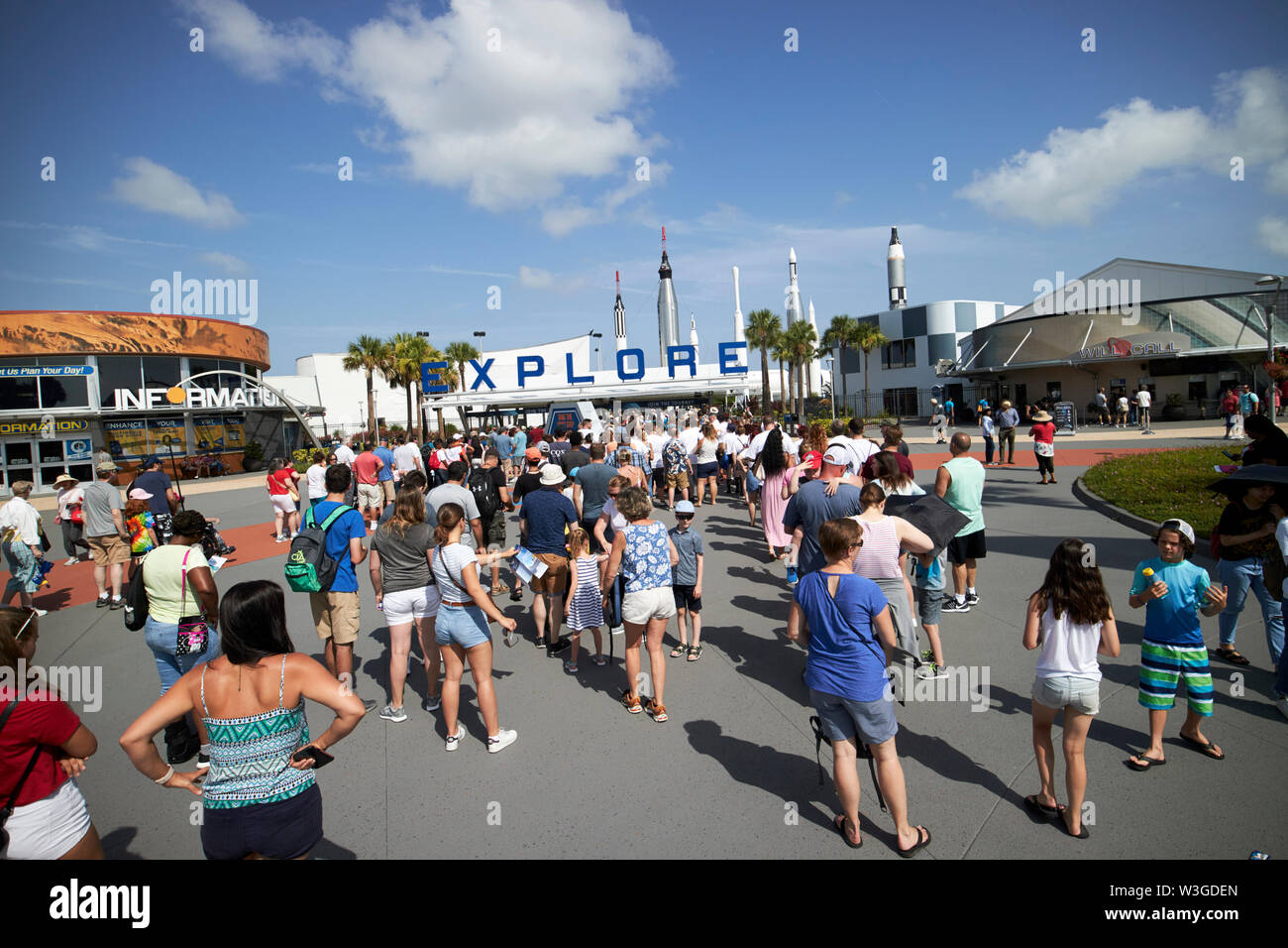 Les touristes en file d'attente jusqu'à l'entrée du Centre spatial Kennedy en Floride USA pour la semaine commémorant le 50e anniversaire de la mission Apollo sur la lune Banque D'Images