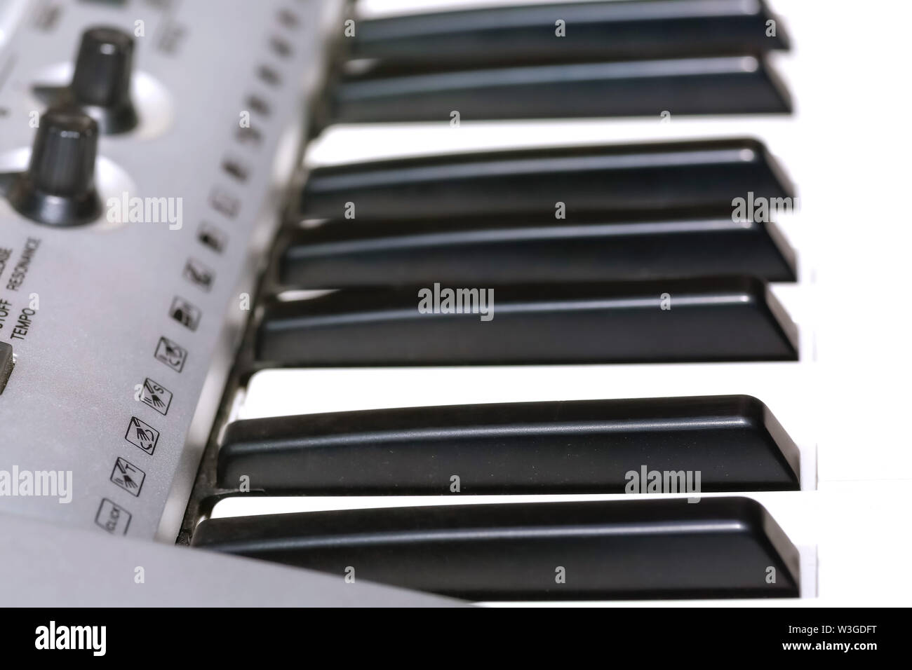 Clavier synthétiseur dans macro vue de l'avant avec la musique de roseaux et des boutons de contrôle en selective focus Banque D'Images