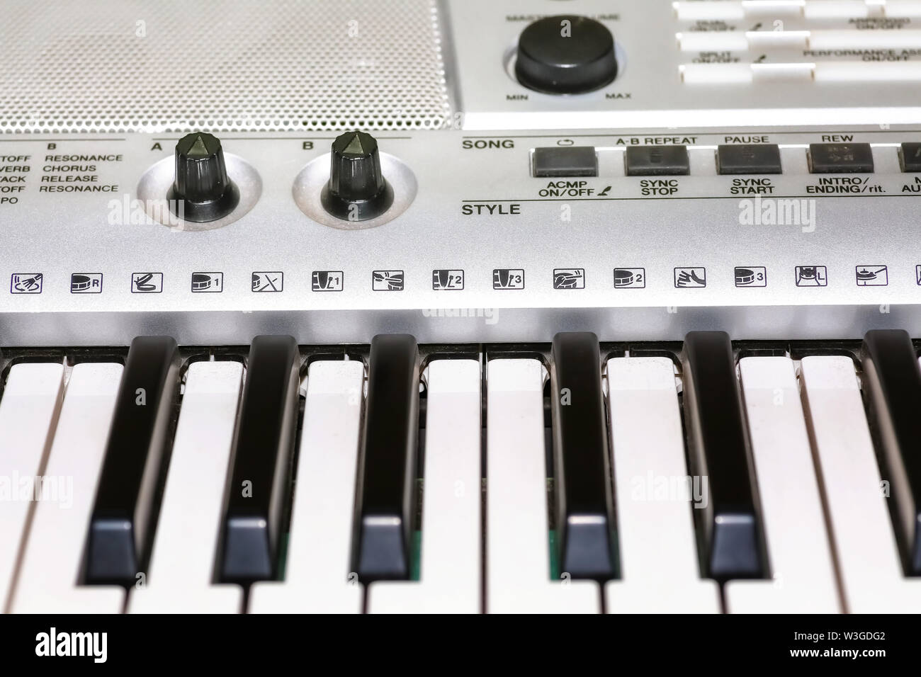 Clavier synthétiseur dans macro vue de l'avant avec la musique de roseaux et des boutons de contrôle en selective focus Banque D'Images
