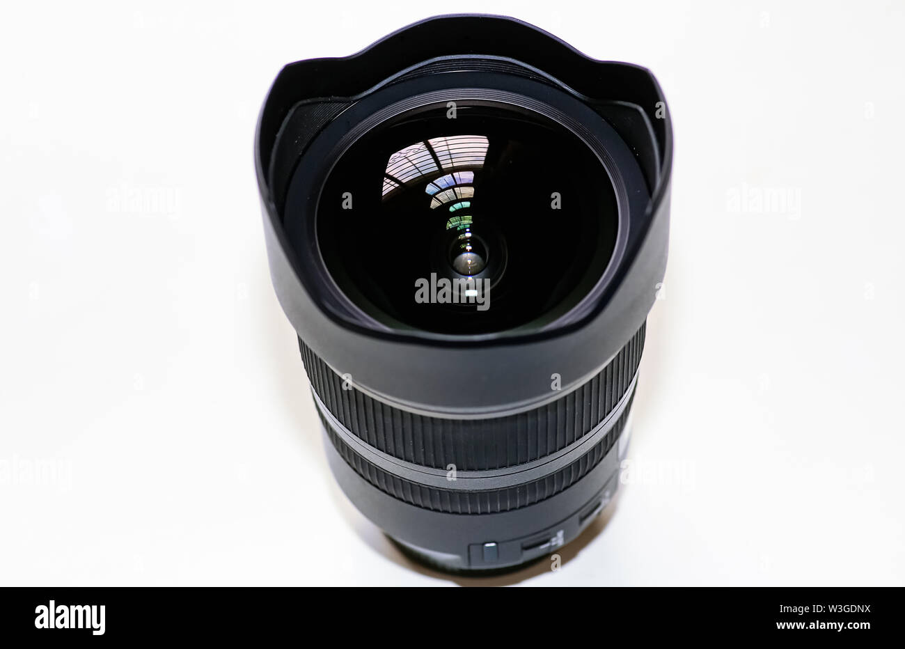 La photographie ultra-grand angle objectif Tamron 15-30mm avec bouchon  d'objectif sur fond blanc Photo Stock - Alamy