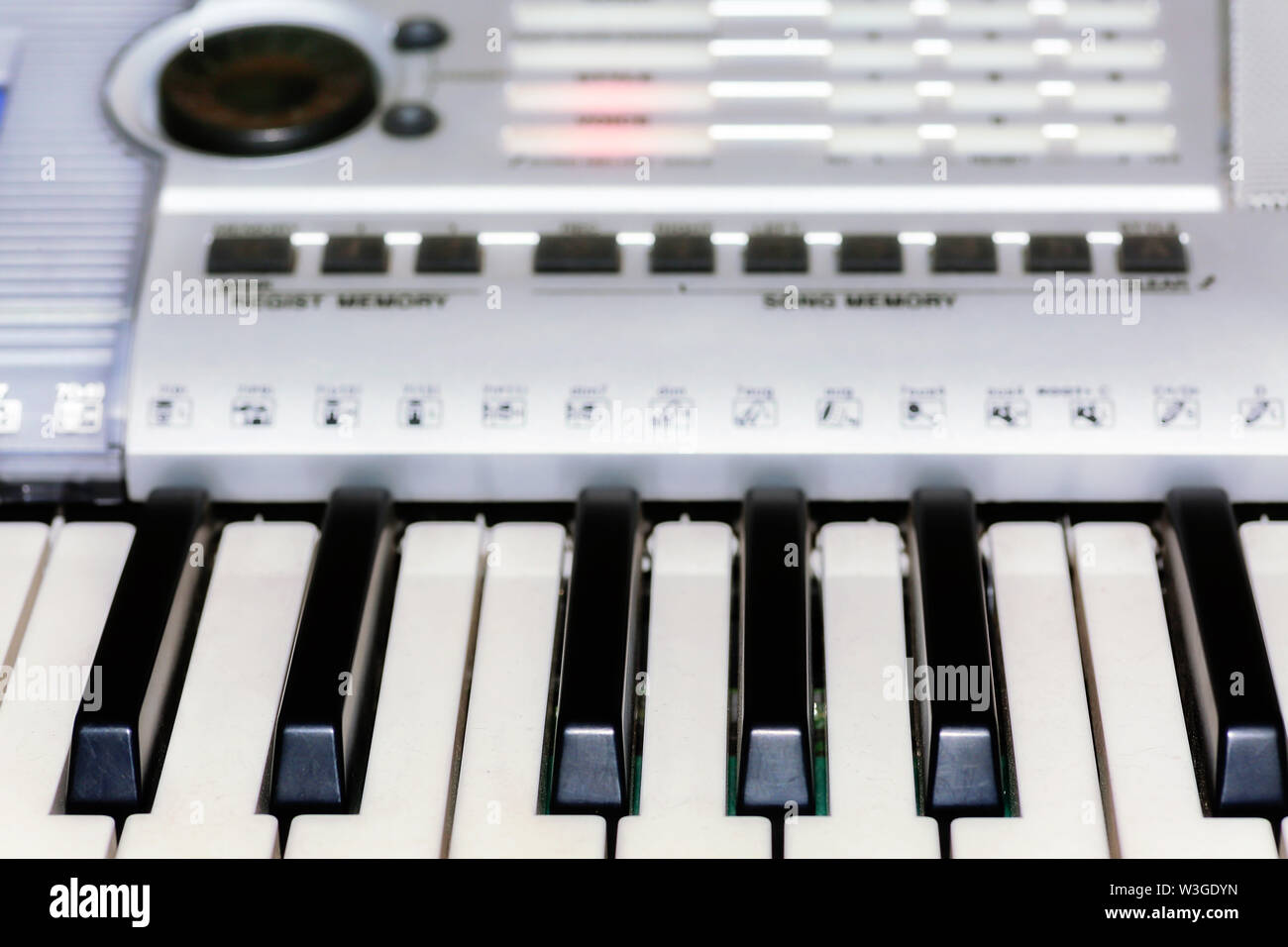 Clavier synthétiseur dans macro vue de l'avant avec la musique de roseaux et des boutons de contrôle en selective focus Banque D'Images