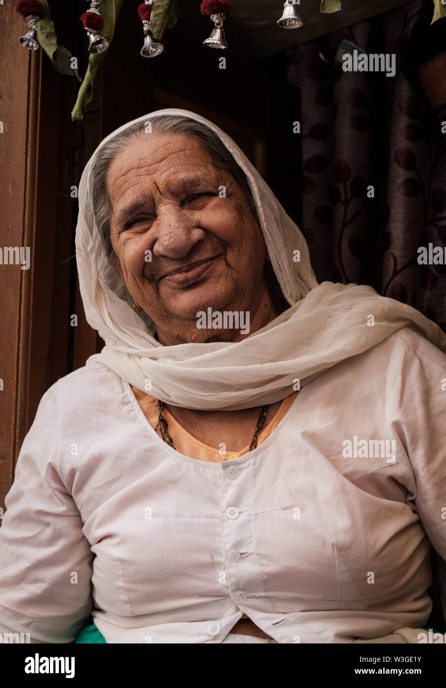 JAISALMER, INDE - circa 2018 Novembre : Portrait de femme indienne dans les rues de Jaisalmer est également appelé 'la Ville d'or, et il est situé dans la région de Raj Banque D'Images