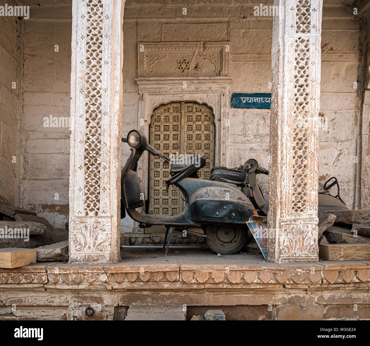 JAISALMER, INDE - circa 2018 Novembre : Moto abandonnée dans Jaisalmer. Jaisalmer est également appelé 'la Ville d'or, et il est situé dans le Rajasthan. Banque D'Images