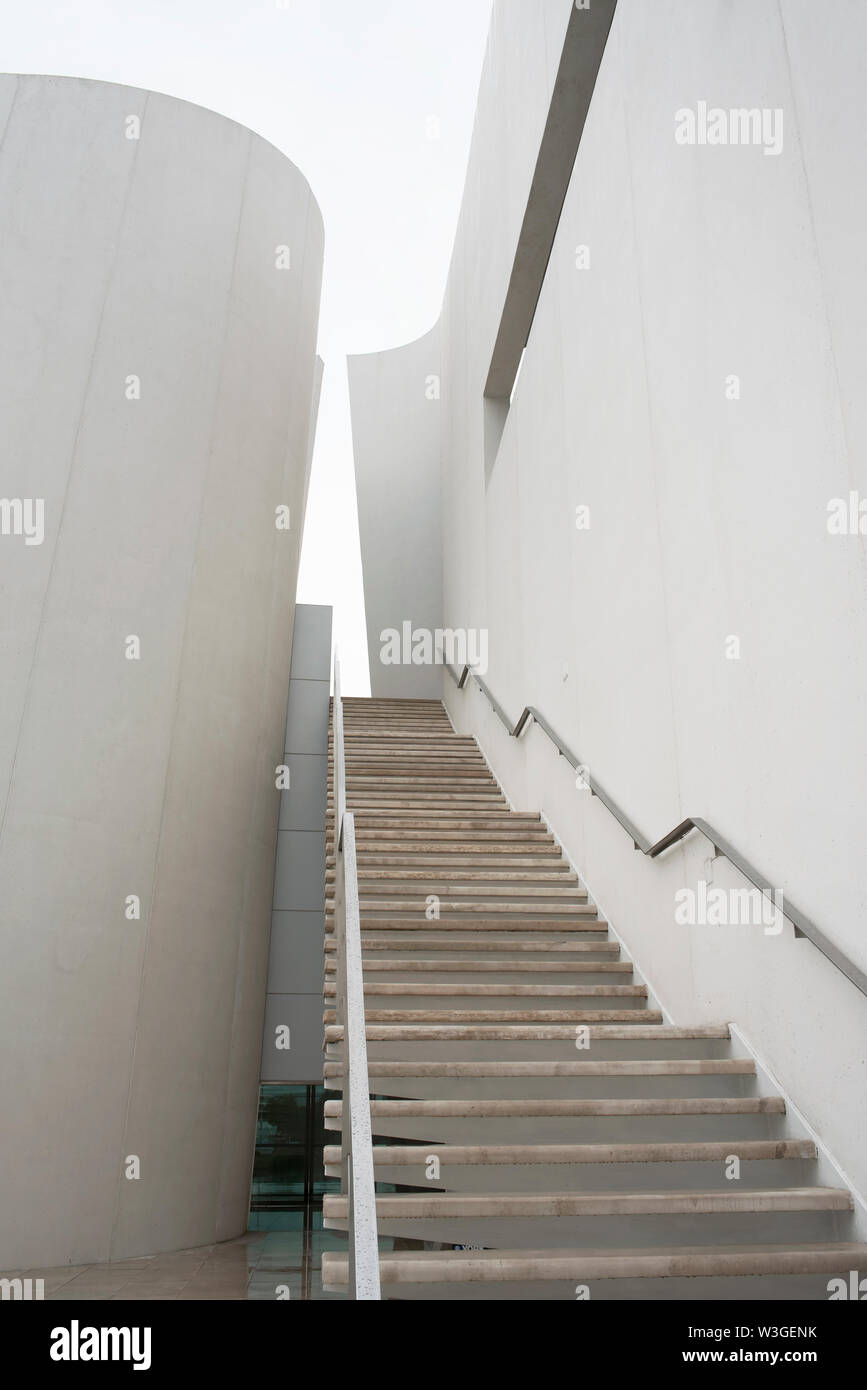 Vue horizontale de l'escalier de la cour intérieure au Museo Internacional del Barroco. Puebla, Mexique. Jun 2019 Banque D'Images