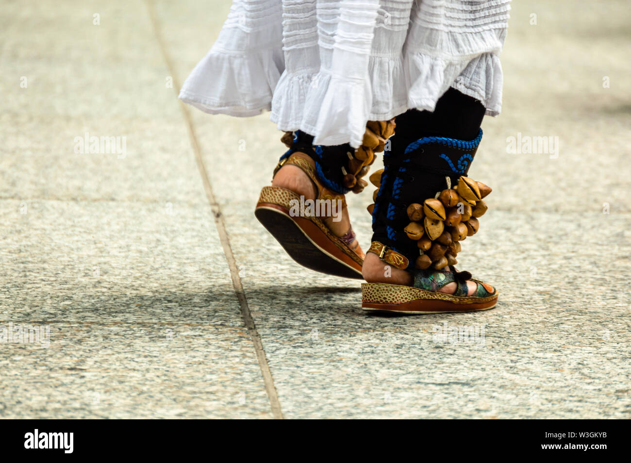 Centre-ville, Chicago-July 13, 2019 : spectacle de danse aztèque. Protestation contre la glace et les centres de détention de patrouille à la frontière. Banque D'Images