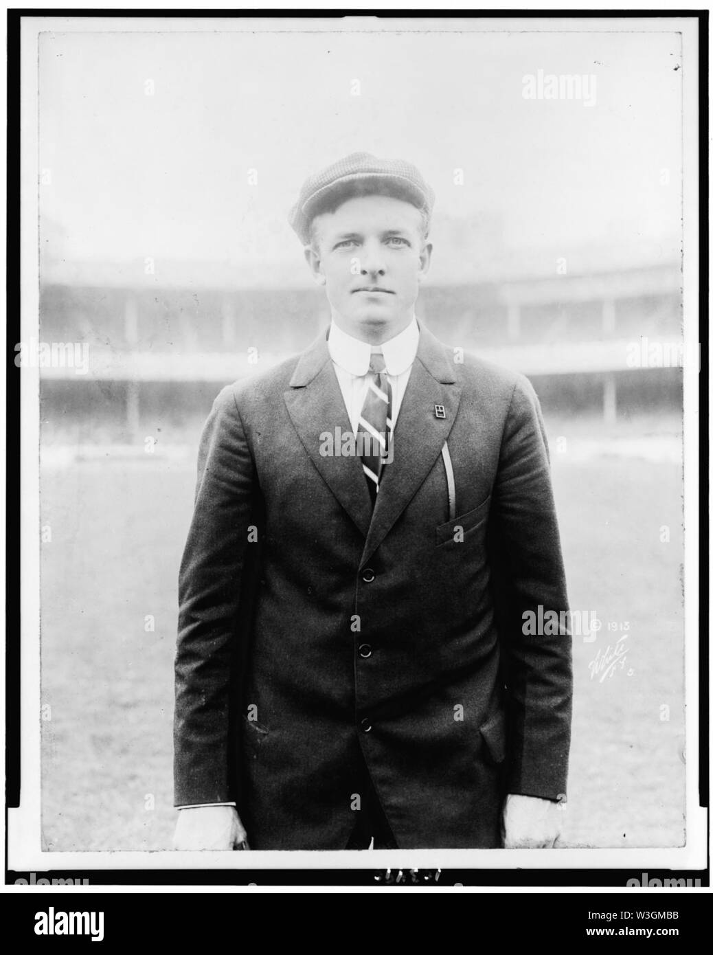 Christy Mathewson, half-length portrait, debout, face à l'avant, sur le terrain de baseball Banque D'Images