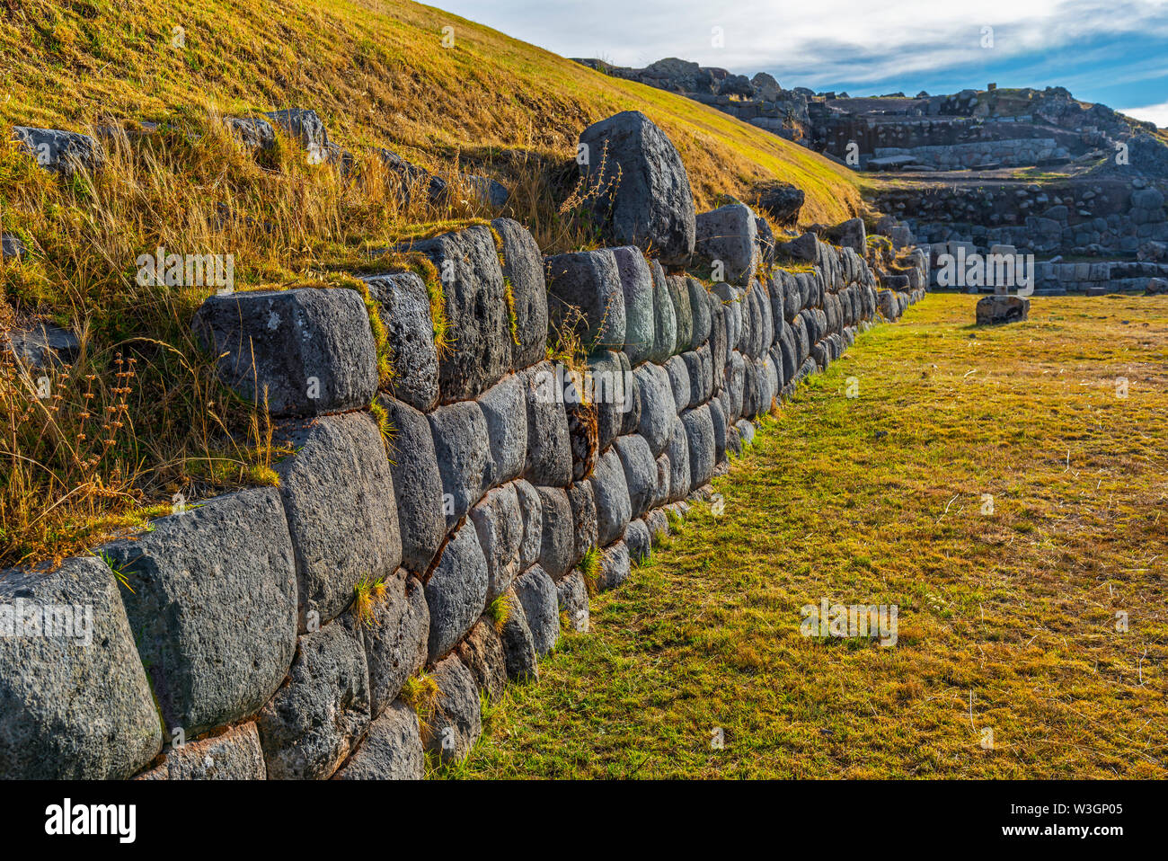 Les majestueuses ruines Incas de Sacsayhuaman avec ses pierres sculptées de granit géant au coucher du soleil, la ville de Cuzco, Pérou, Amérique du Sud. Banque D'Images