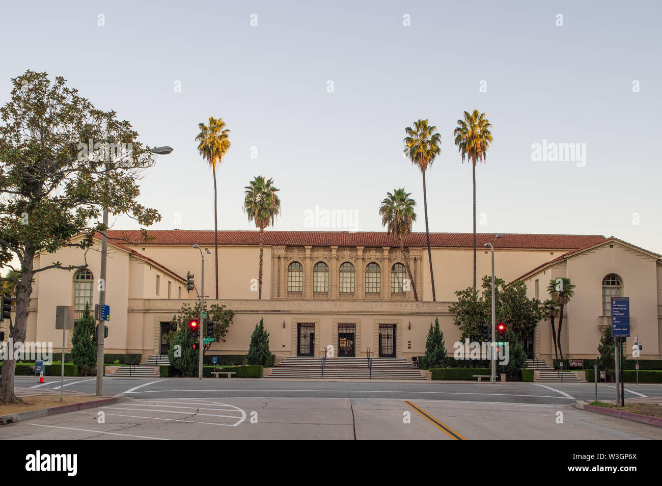 Image, vue au nord, de la Bibliothèque publique de la ville de Pasadena, Californie. Banque D'Images