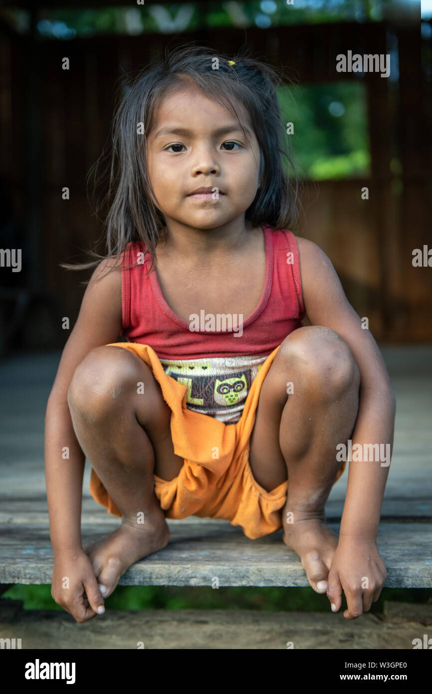 Petite fille dans l'Amazonie péruvienne Banque D'Images